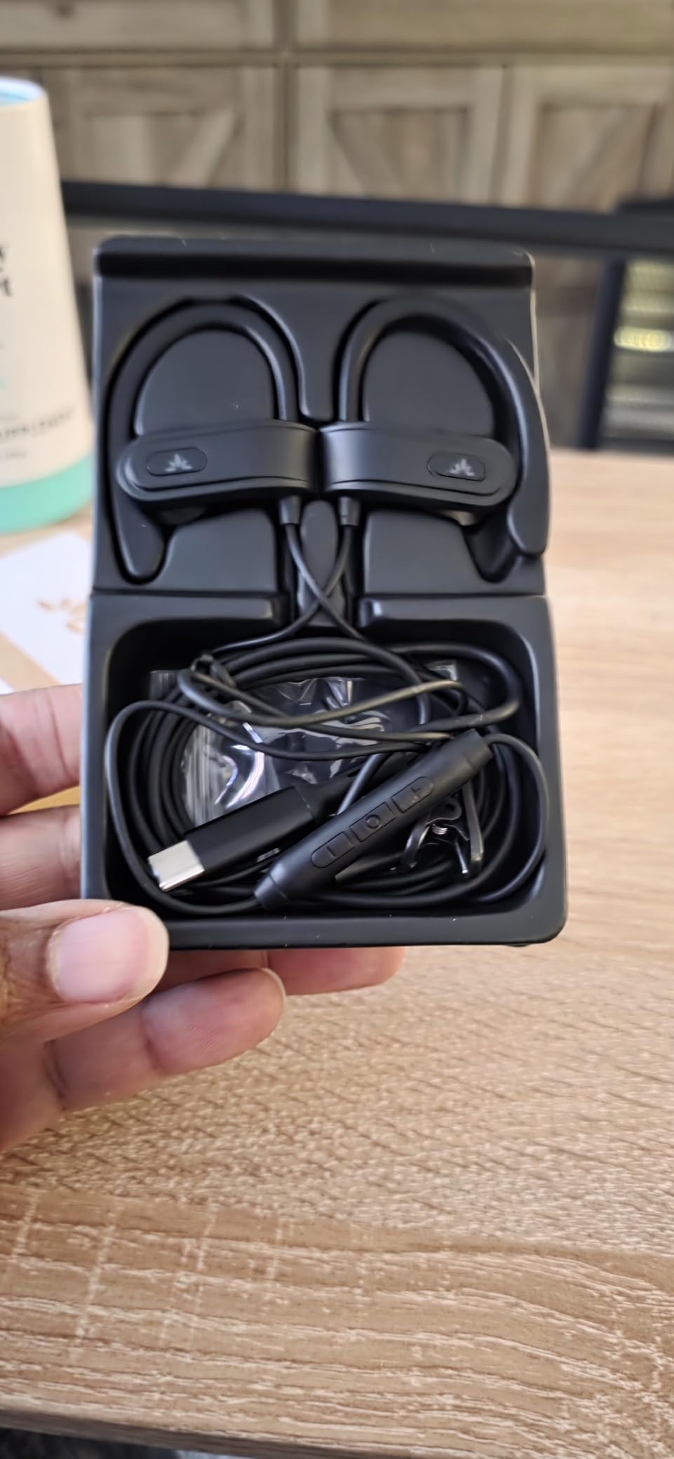 Avantree L171 - Lightning Wired Earbuds with Microphone & in-Line Volume Control, Compatible with Older iPhone 11, 12, 13, 14 Models, MFi Certified Headphones with Ear Hook for Running & Sports - Customer Photo 1