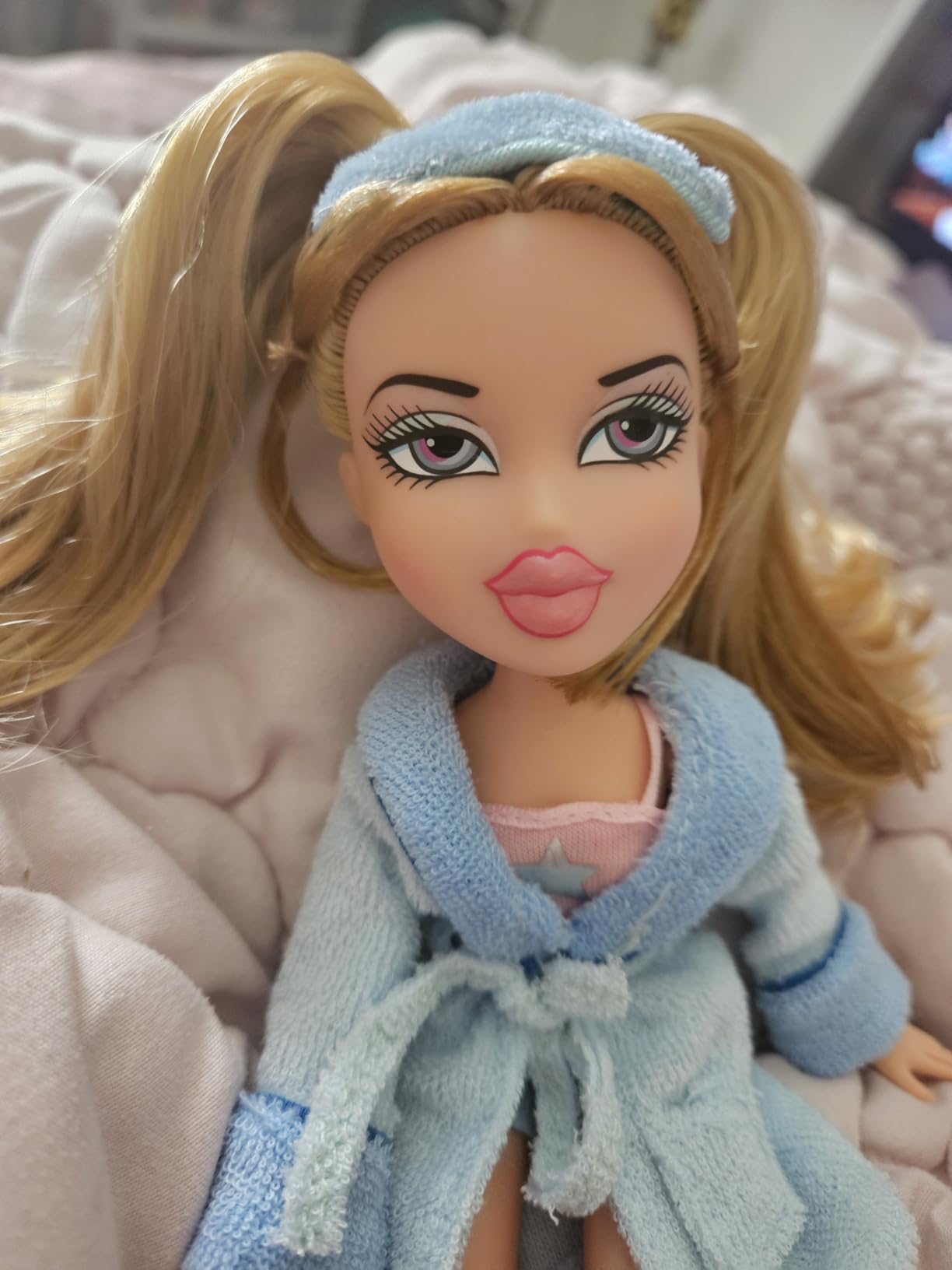 Bratz Slumber Party Cloe Fashion Doll with 2 Sets of Pajamas, Plush, and Accessories - Customer Photo 2