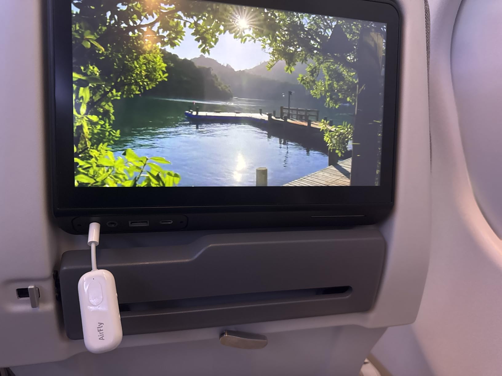 Twelve South AirFly SE | Bluetooth Wireless Audio Transmitter Adapter for AirPods/Headphones, 20+ Hr Battery, Works with 3.5mm aux Jacks on Airplanes, TVs, Gym Equipment, and Travel - Customer Photo 1