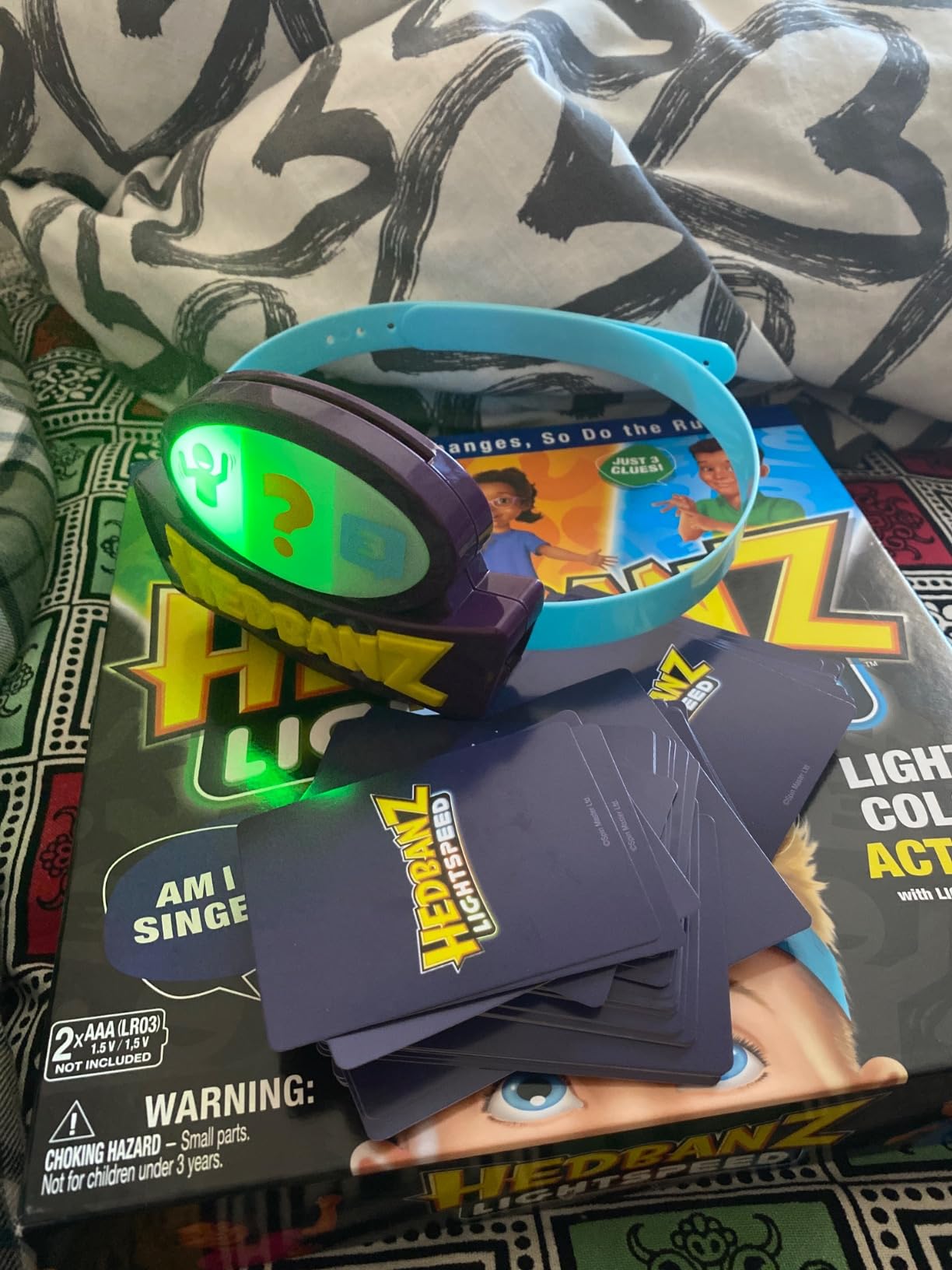 Spin Master Games, Hedbanz 2023 Edition with New Cards, Picture Guessing Board Game, for Family & Kids, 2-6 Players, for Ages 6 & Up - Customer Photo 1