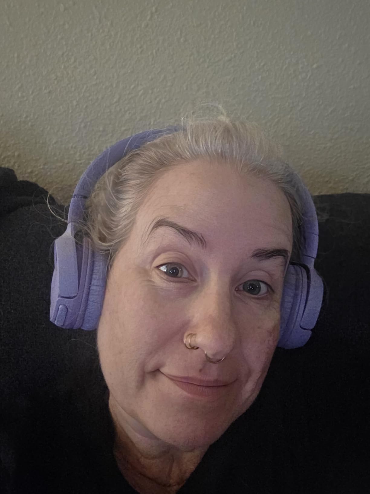 JBL Tune 520BT - Wireless On-Ear Headphones, Up to 57H Battery Life and Speed Charge, Lightweight, Comfortable and Foldable Design, Hands-Free Calls with Voice Aware (Black) - Customer Photo 2