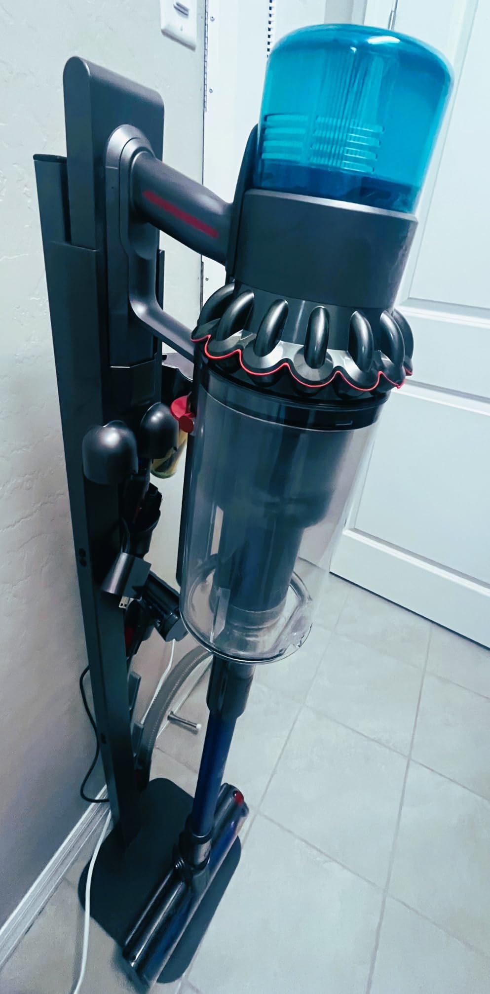 Dyson Gen5detect Cordless Vacuum, 280AW, 3 Power Modes, Up to 70 Minutes, Illumination Reveals Dust, HEPA Filtration, All Floor Types customer photo 1