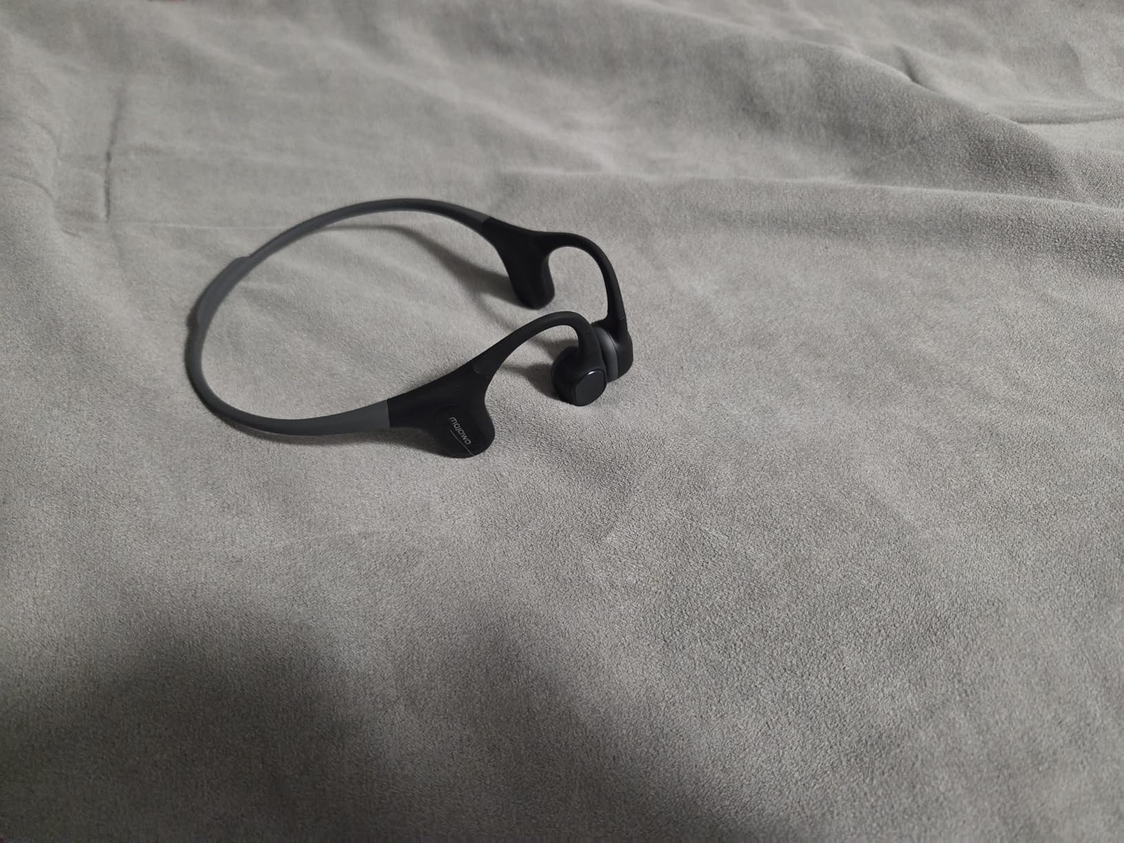 Run Plus Bone Conduction Headphones, Open-Ear Bluetooth Headphones, 32GB MP3 Player, IP68 Waterproof Swimming Earbuds, Deep Bass, Secure Fit for Running, Gym and Daily Use, Black - Customer Photo 2