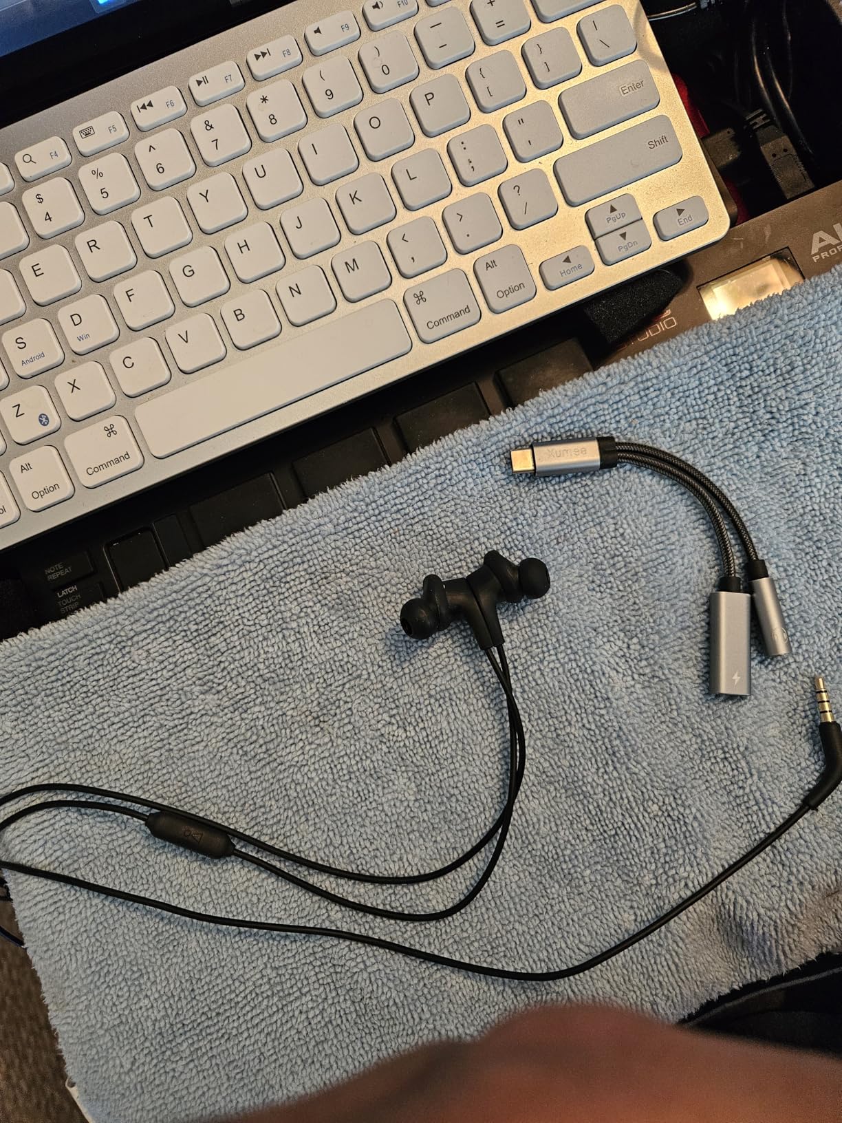 JBL Endurance Run 2 Wired - Waterproof Wired Sports in-Ear Headphones, Pure Bass Sound, Hands-Free Calls, Never Hurt. Never Fall Out. (Black) - Customer Photo 1
