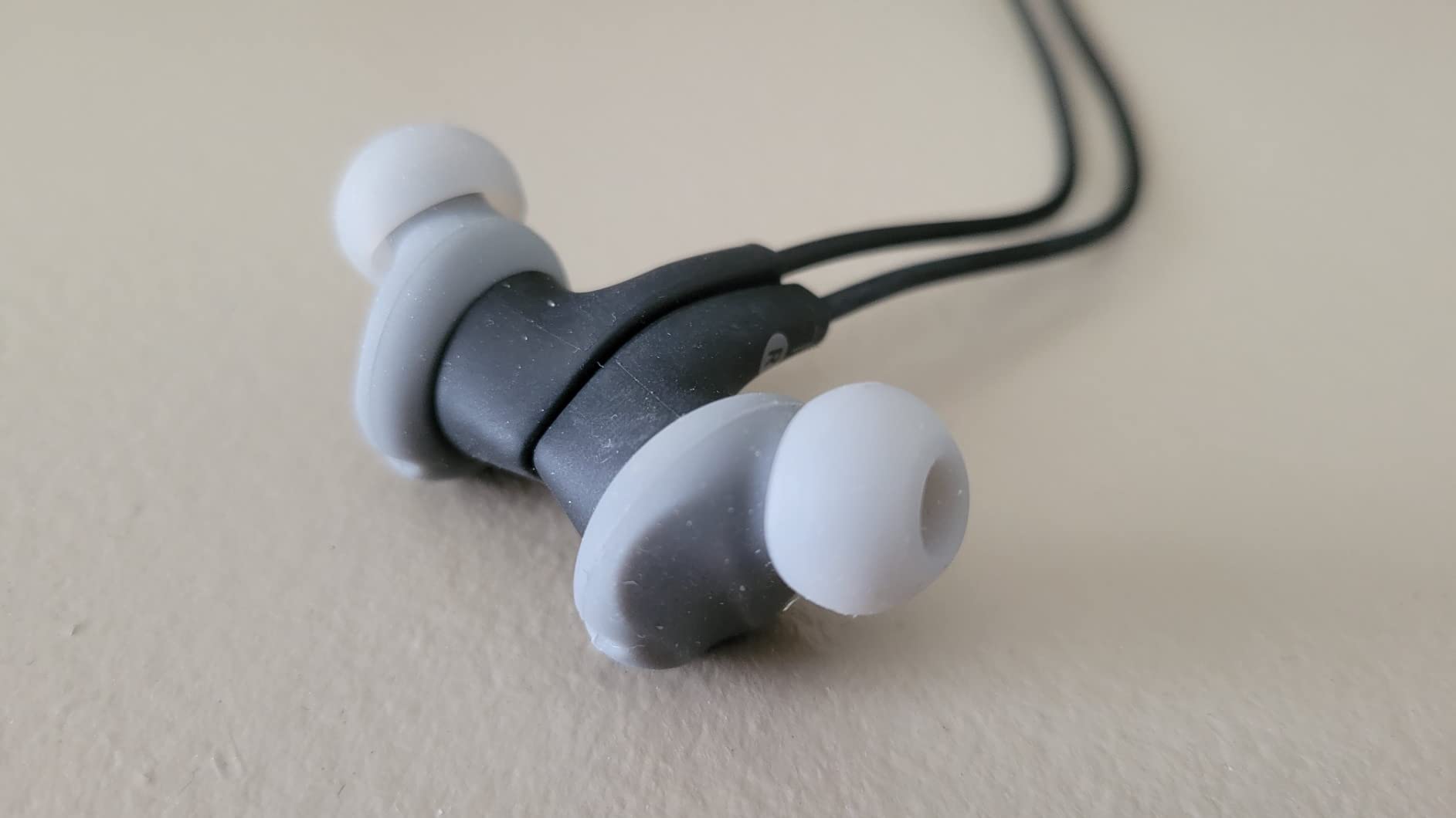 JBL Endurance Run 2 Wired - Waterproof Wired Sports in-Ear Headphones, Pure Bass Sound, Hands-Free Calls, Never Hurt. Never Fall Out. (Black) - Customer Photo 3