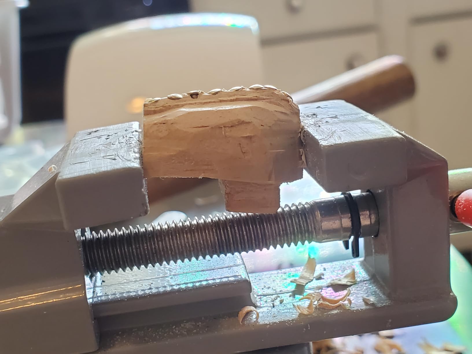 Yakamoz Mini Bench Vise 360 Degree Suction Vise Small Table Vice Clamp Workbench Vise for Jewelry Making DIY Wood Craft Carving Breads Drilling Bed Tool - Customer Photo 1