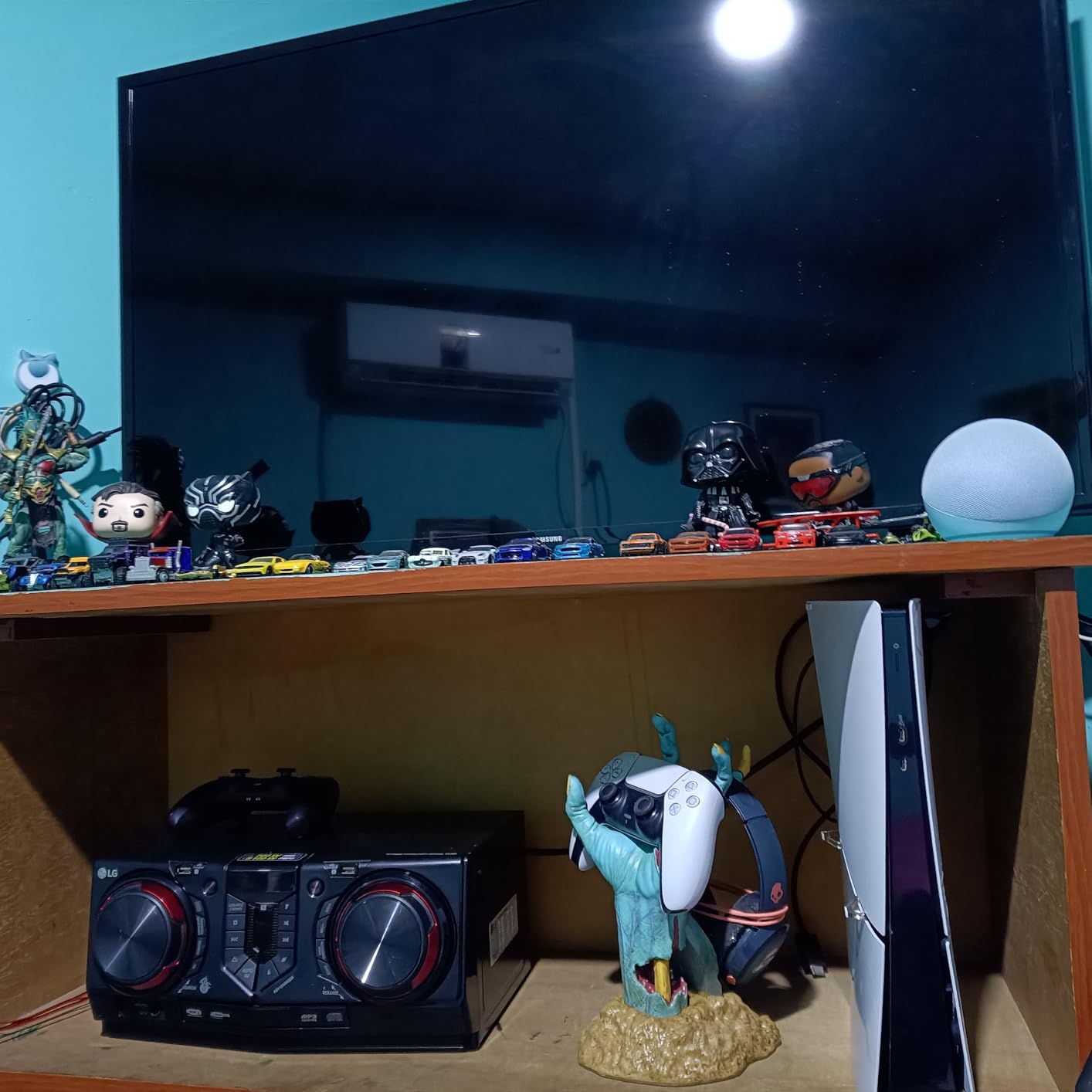 Gaming Controller Holder One More Life | Controller Holder Figure | Headphone Stand & Controller | Gaming Accessories for Desk | Gamer Gifts | Halloween Decorations - Customer Photo 1