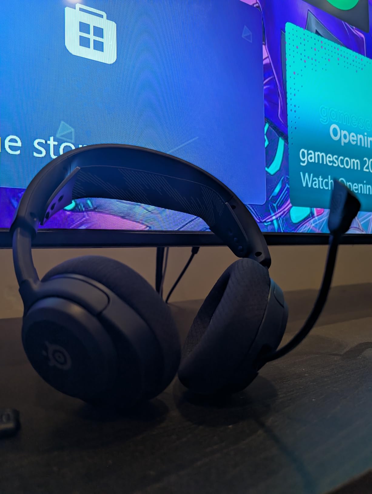 SteelSeries Arctis Nova 4X Wireless Multi-Platform Gaming Headset — 360° Spatial Audio — 2.4GHz High-Speed Wireless — 36 Hr Battery — USB-C — ClearCast Gen 2 Mic — Xbox Series X|S, PC, PS5, Switch - Customer Photo 2