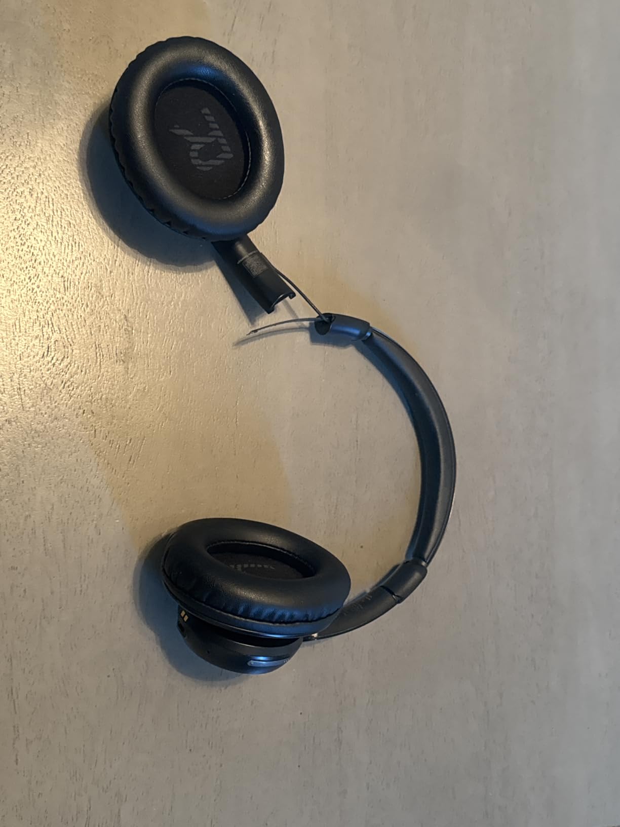 LEVN Wireless Headphones for TV Watching, TV Headphones Wireless for Seniors with Transmitter Charging Base, Hearing-impaired, No Audio Delay Blutooth 5.2, Plug and Play, Gifts for Elderly Customer Review LEVN Wireless Headphones for TV Watching, TV Headphones Wireless for Seniors with Transmitter Charging Base, Hearing-impaired, No Audio Delay Blutooth 5.2, Plug and Play, Gifts for Elderly - Customer Photo 4