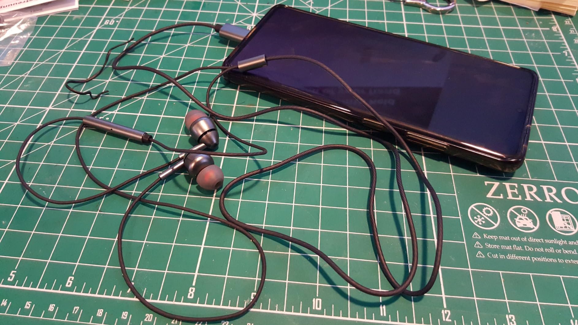 USB-C Wired Earbuds with Microphone, Volume Control, Noise Canceling, Compatible with Samsung Galaxy S24 S23 S22, iPhone 17 16 15 Pro Pro max, Pixel Phones Customer Review USB-C Wired Earbuds with Microphone, Volume Control, Noise Canceling, Compatible with Samsung Galaxy S24 S23 S22, iPhone 17 16 15 Pro Pro max, Pixel Phones - Customer Photo 2