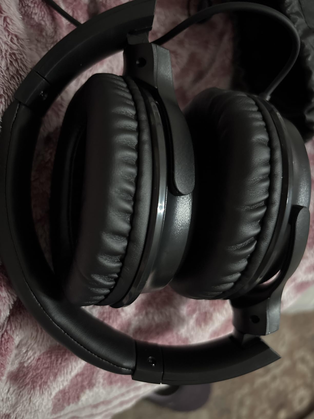 19.5Ft / 6M Extra Long Cord Headphones for TV PC with Volume Control, Spring Coiled Cable, 3.5mm AUX, Wired Over Ear Earphones for Seniors Hard of Hearing, Large Comfortable Computer Headset - Customer Photo 2