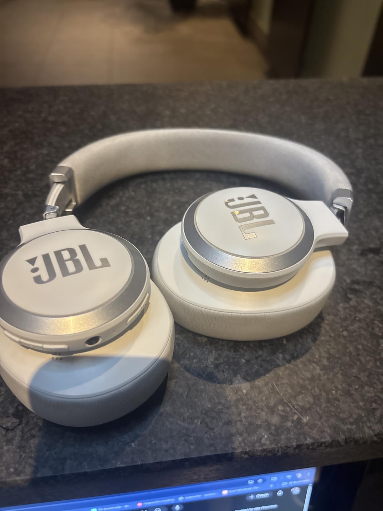 JBL Live 770NC - Wireless Over-Ear Headphones with True Adaptive Noise Cancelling with Smart Ambient, Up to 65 Hours of Battery Life, Comfort-fit Fabric Headband & Carrying Pouch (Blue) - Customer Photo 1