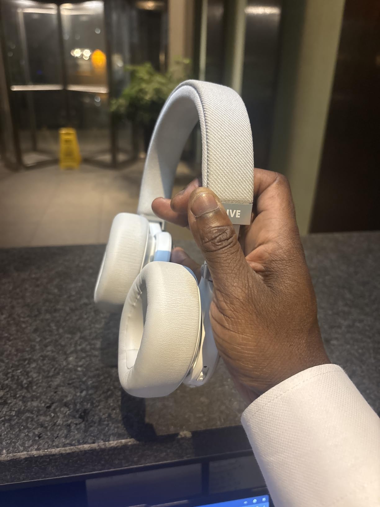 JBL Live 770NC - Wireless Over-Ear Headphones with True Adaptive Noise Cancelling with Smart Ambient, Up to 65 Hours of Battery Life, Comfort-fit Fabric Headband & Carrying Pouch (Blue) - Customer Photo 3