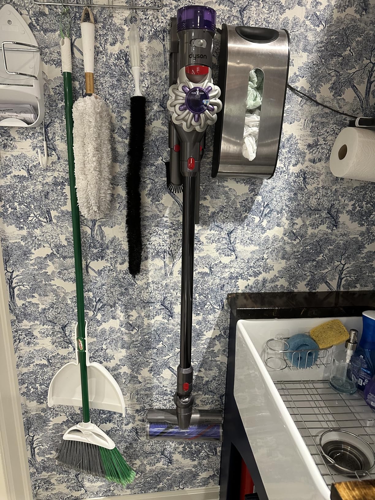 Dyson V8 Plus Cordless Vacuum, Cleans Hard Floors and Carpets, Detangles, Converts to Handheld, 115AW, 2 Power Modes, Up to 40 Minutes¹ - Customer Photo 1