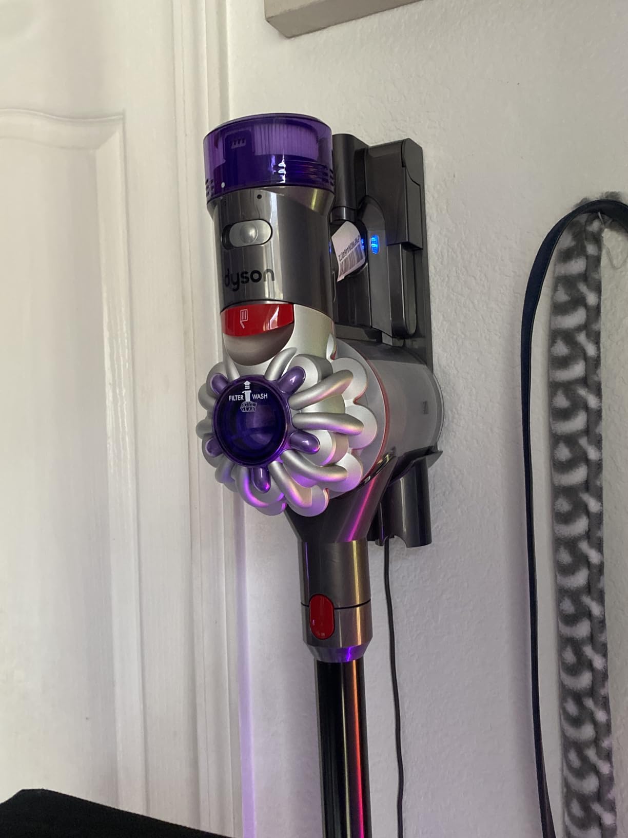 Dyson V8 Plus Cordless Vacuum, Cleans Hard Floors and Carpets, Detangles, Converts to Handheld, 115AW, 2 Power Modes, Up to 40 Minutes¹ - Customer Photo 2