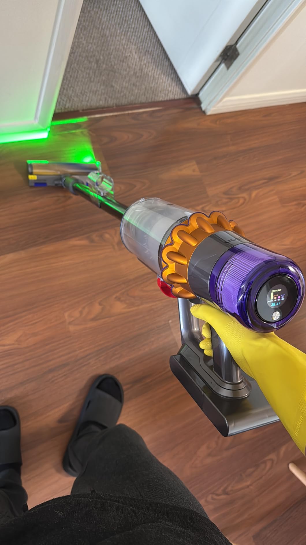 Dyson V15 Detect Plus Cordless Vacuum, Illumination Reveals dust, 240AW, 3 Power Modes, Up to 60 Minutes,² Deep Cleans Hard Floors and Carpets, Detangles pet Hair, Converts to Handheld - Customer Photo 3