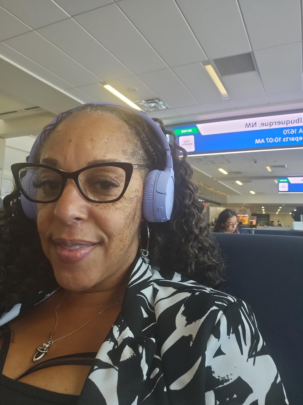 JBL Tune 670NC - Adaptive Noise Cancelling with Smart Ambient Wireless On-Ear Headphones, Up to 70H Battery Life with Speed Charge, Lightweight, Comfortable and Foldable Design (Black) - Customer Photo 3