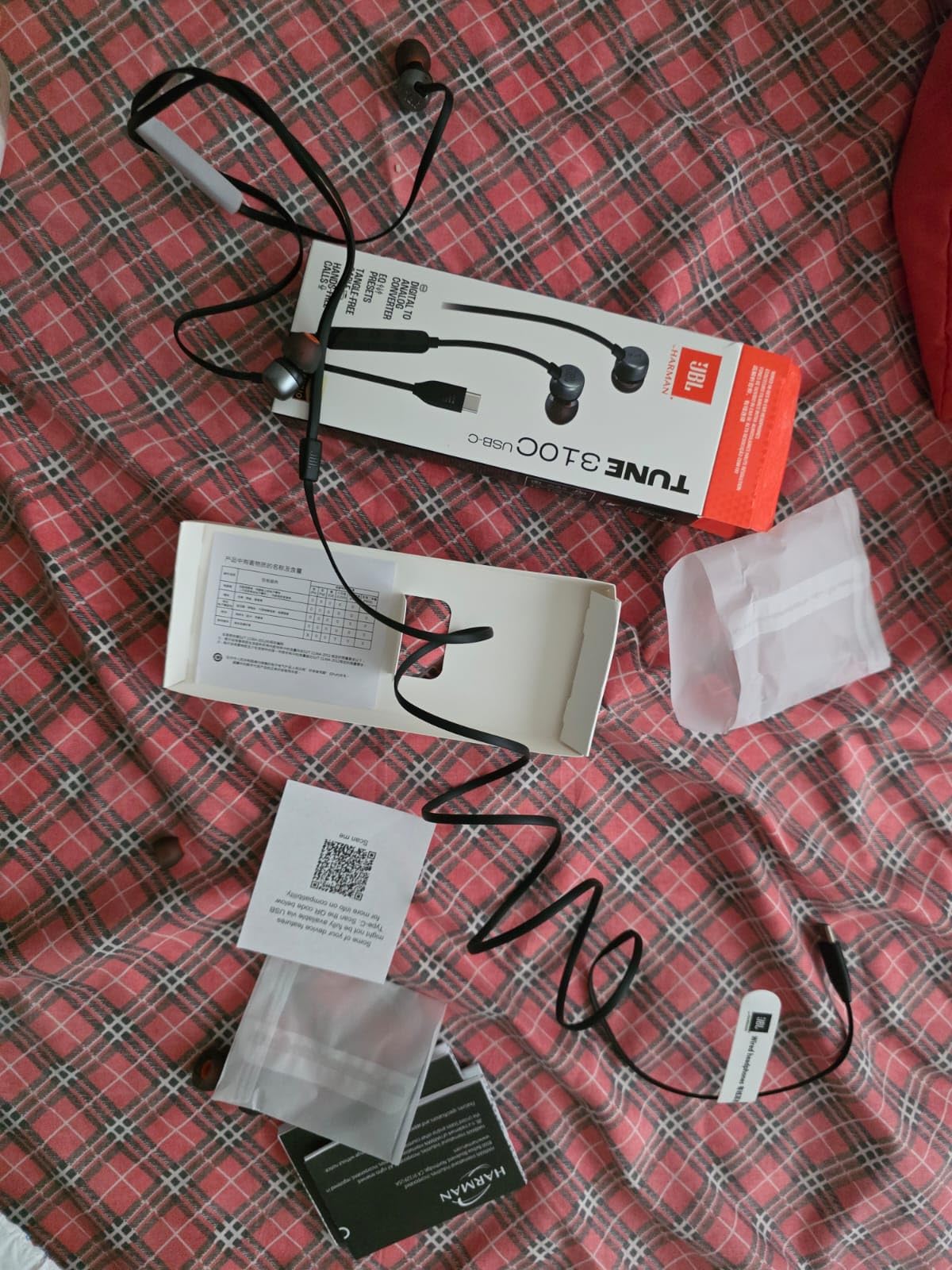 JBL Tune 310C - Wired Hi-Res in-Ear Headphones, Tangle-Free Flat Cable, 3-Button Remote with Microphone - Customer Photo 1