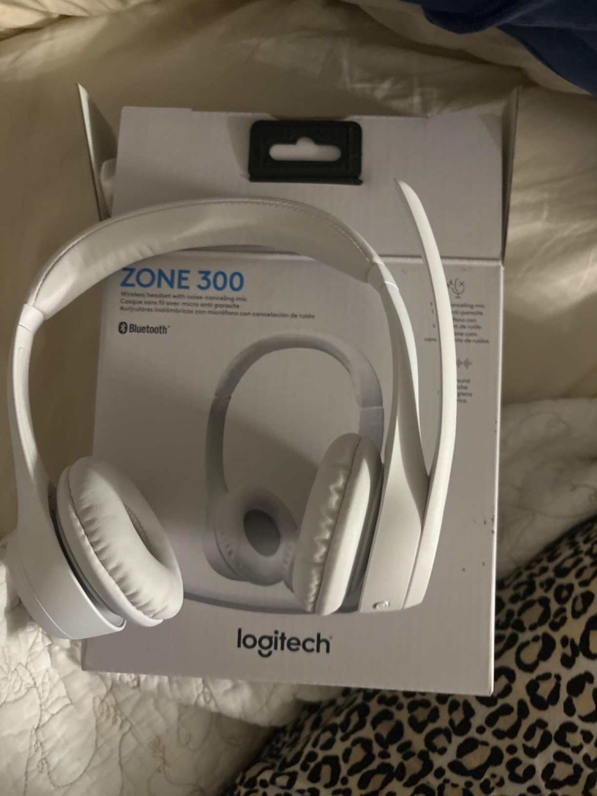 Logitech Zone 301 Wireless Bluetooth Headset with Noise-Canceling Microphone, Compatible with Windows, Mac, Chrome, Linux, iOS, iPadOS, Android – Graphite - Customer Photo 3