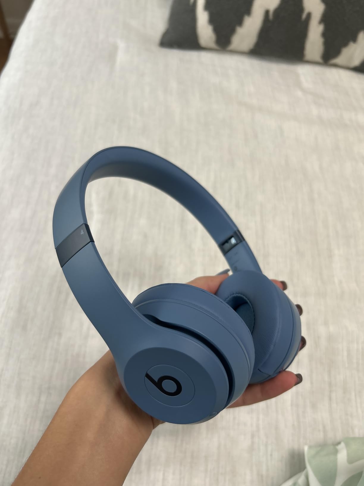Beats Solo 4 - Wireless Bluetooth On-Ear Headphones, Apple & Android Compatible, Up to 50 Hours of Battery Life - Matte Black - Customer Photo 3