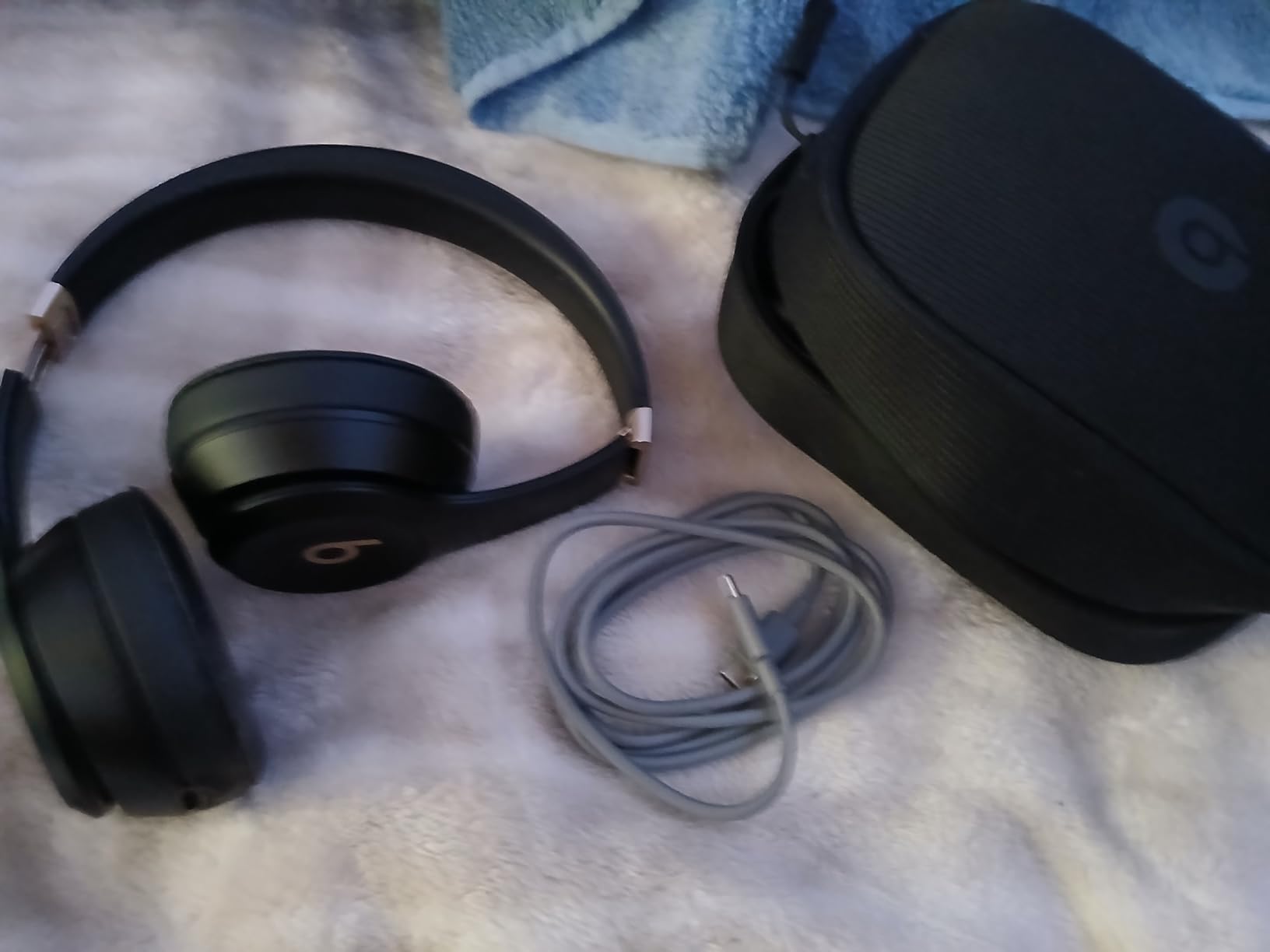 Beats Solo 4 - Wireless Bluetooth On-Ear Headphones, Apple & Android Compatible, Up to 50 Hours of Battery Life - Matte Black - Customer Photo 3