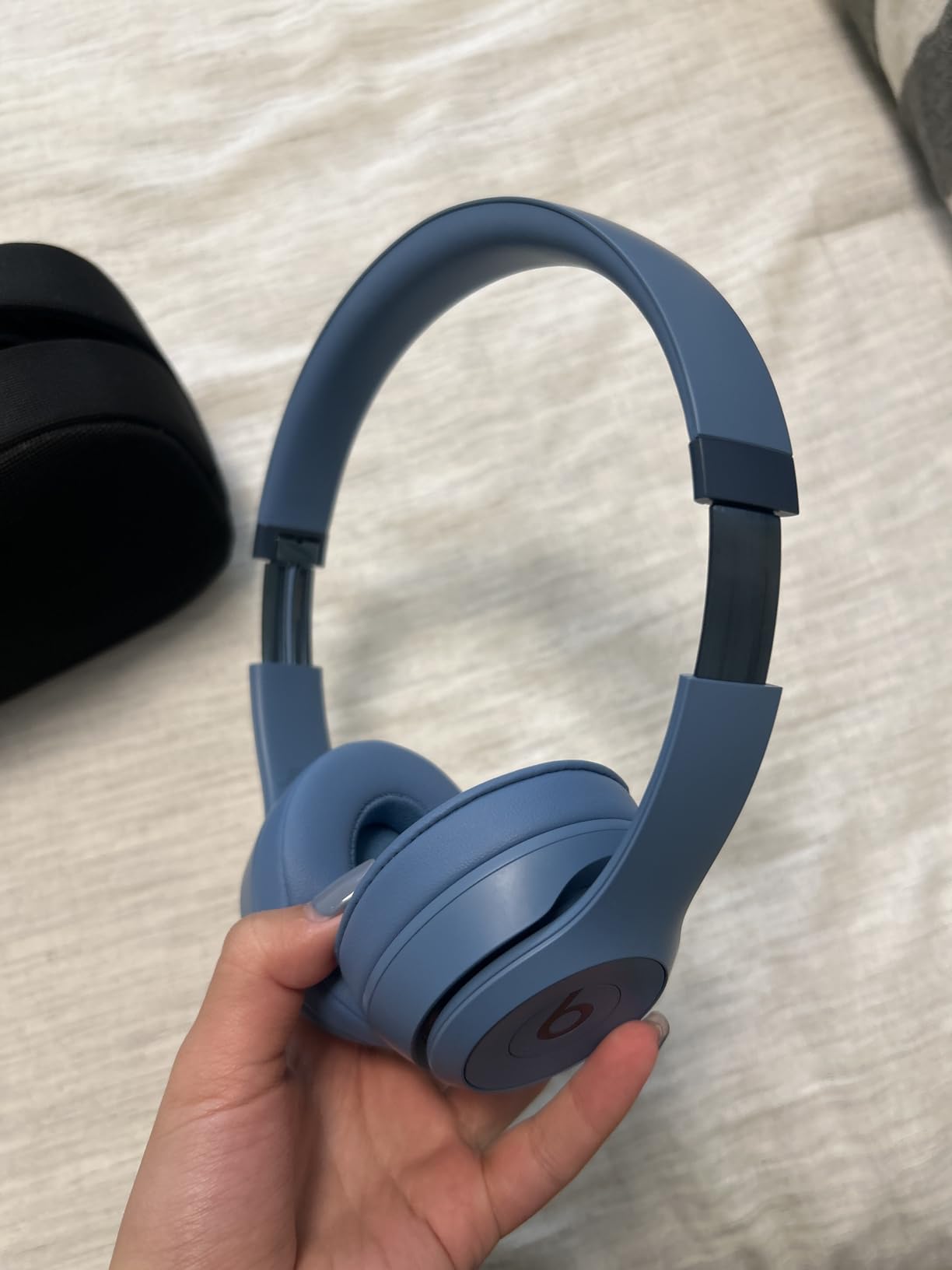Beats Solo 4 - Wireless Bluetooth On-Ear Headphones, Apple & Android Compatible, Up to 50 Hours of Battery Life - Matte Black Customer Review Beats Solo 4 - Wireless Bluetooth On-Ear Headphones, Apple & Android Compatible, Up to 50 Hours of Battery Life - Matte Black - Customer Photo 4