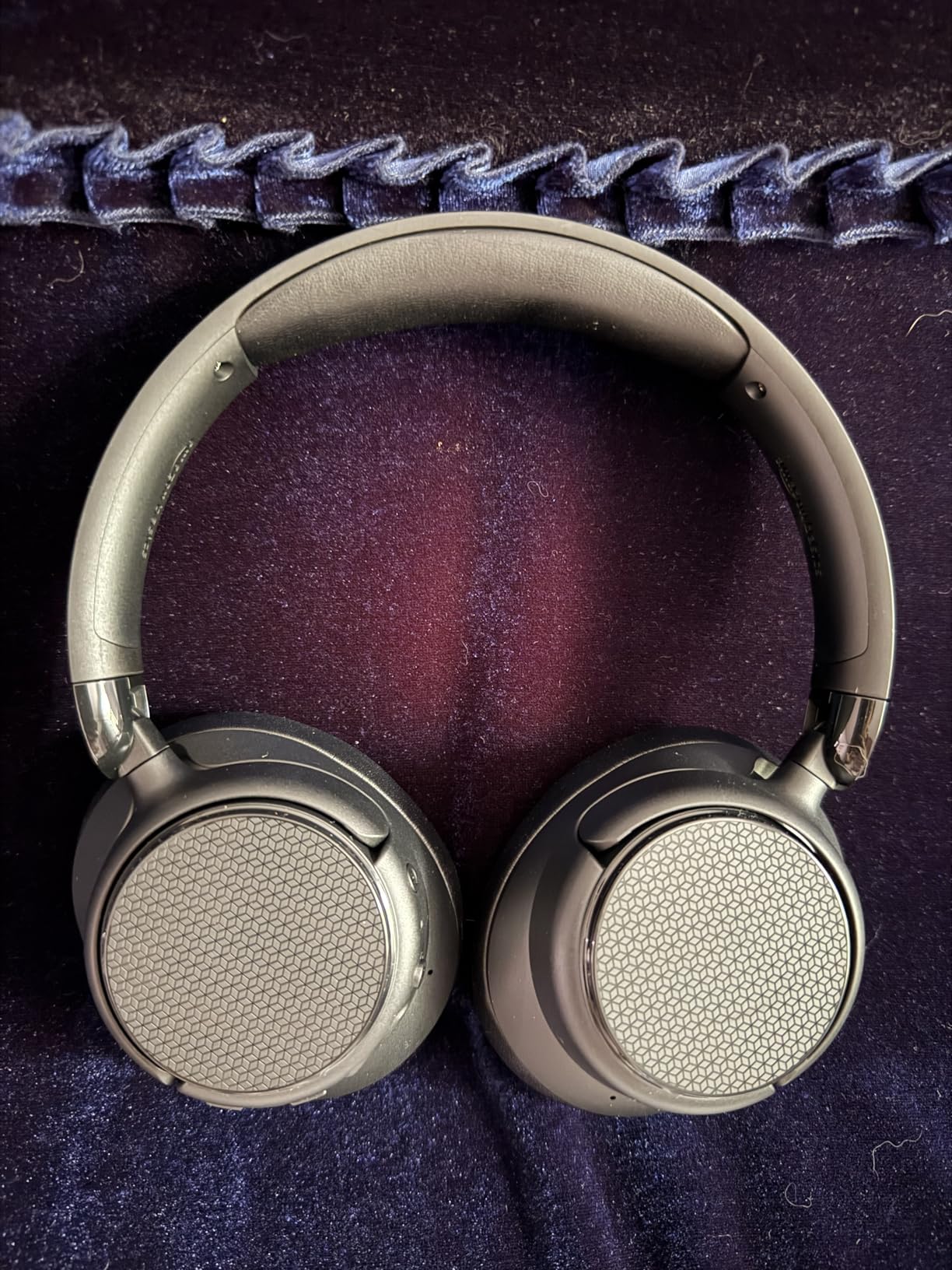 Amazon Basics Hybrid Active Noise Cancelling Headphones, 35 Hours Playtime with ANC on and 45 Hours with ANC Off, Wireless, Over Ear Comfortable Fit, Bluetooth, One Size, Black Customer Review Amazon Basics Hybrid Active Noise Cancelling Headphones, 35 Hours Playtime with ANC on and 45 Hours with ANC Off, Wireless, Over Ear Comfortable Fit, Bluetooth, One Size, Black - Customer Photo 1