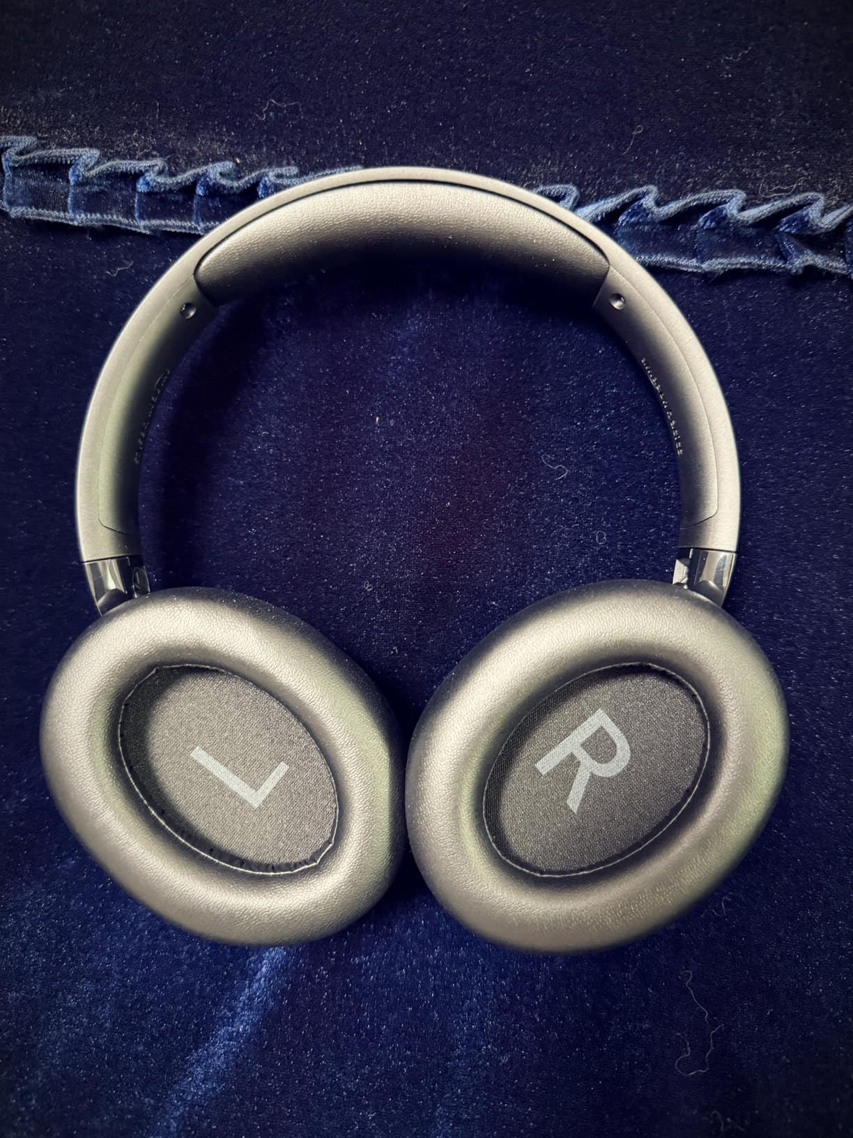 Amazon Basics Hybrid Active Noise Cancelling Headphones, 35 Hours Playtime with ANC on and 45 Hours with ANC Off, Wireless, Over Ear Comfortable Fit, Bluetooth, One Size, Black Customer Review Amazon Basics Hybrid Active Noise Cancelling Headphones, 35 Hours Playtime with ANC on and 45 Hours with ANC Off, Wireless, Over Ear Comfortable Fit, Bluetooth, One Size, Black - Customer Photo 3