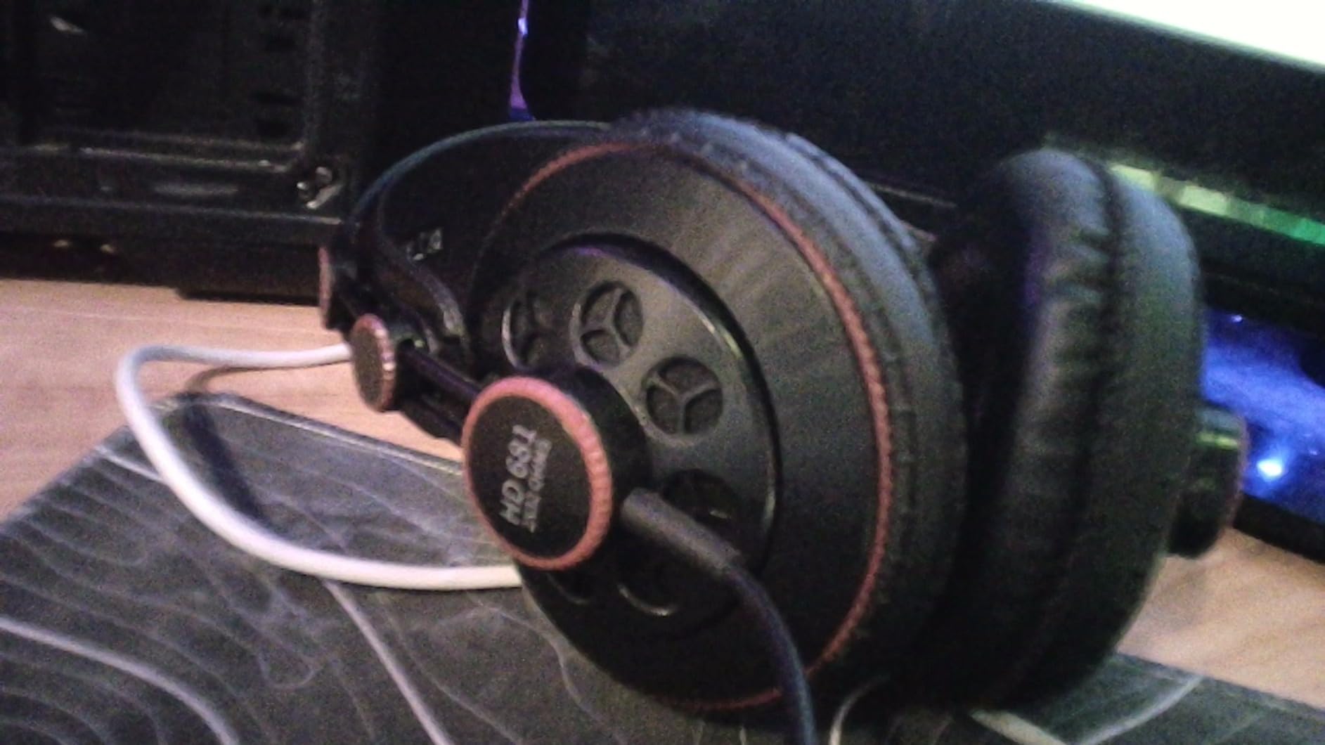 Superlux HD681 Air Professional Monitoring Semi-Open Back Headphones with AIR Cushion Earpads, Wired Over-Ear with High-Resolution Sound, 3.5 & 6.3mm Adapters for Casual Listening Recording DJ Gaming - Customer Photo 1