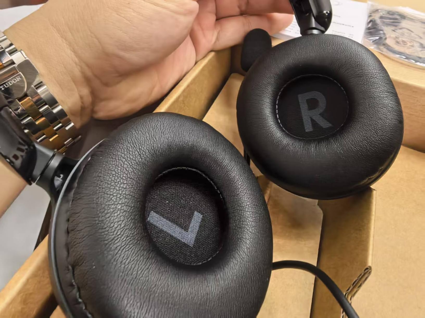 Amazon Basics On Ear Wired Computer Headset with Adjustable Microphone, 3.5mm Port or in Line Control with USB-A Port, Foldable, One Size, Black - Customer Photo 1