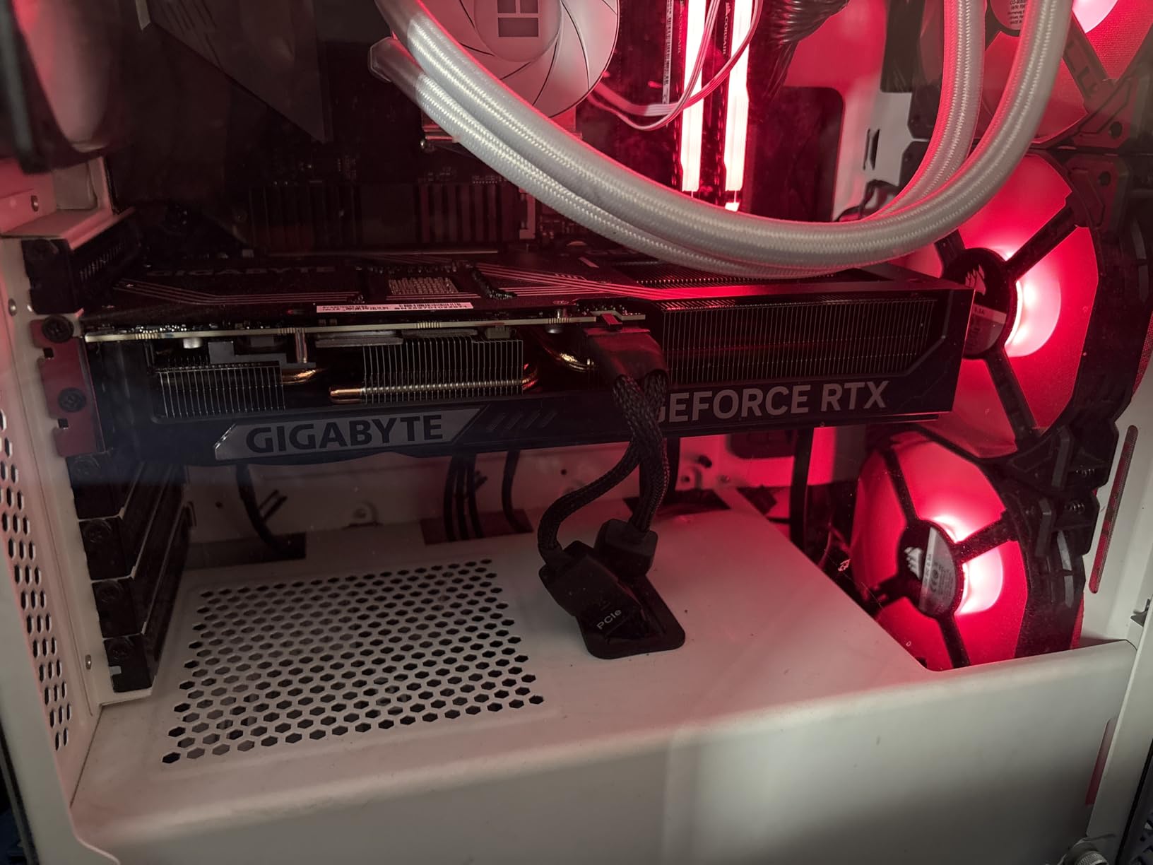 GIGABYTE GeForce RTX 4070 WINDFORCE OC V2 12G Graphics Card, 3X WINDFORCE Fans, 12GB 192-bit GDDR6, GV-N4070WF3OCV2-12GD Video Card - Customer Photo 2