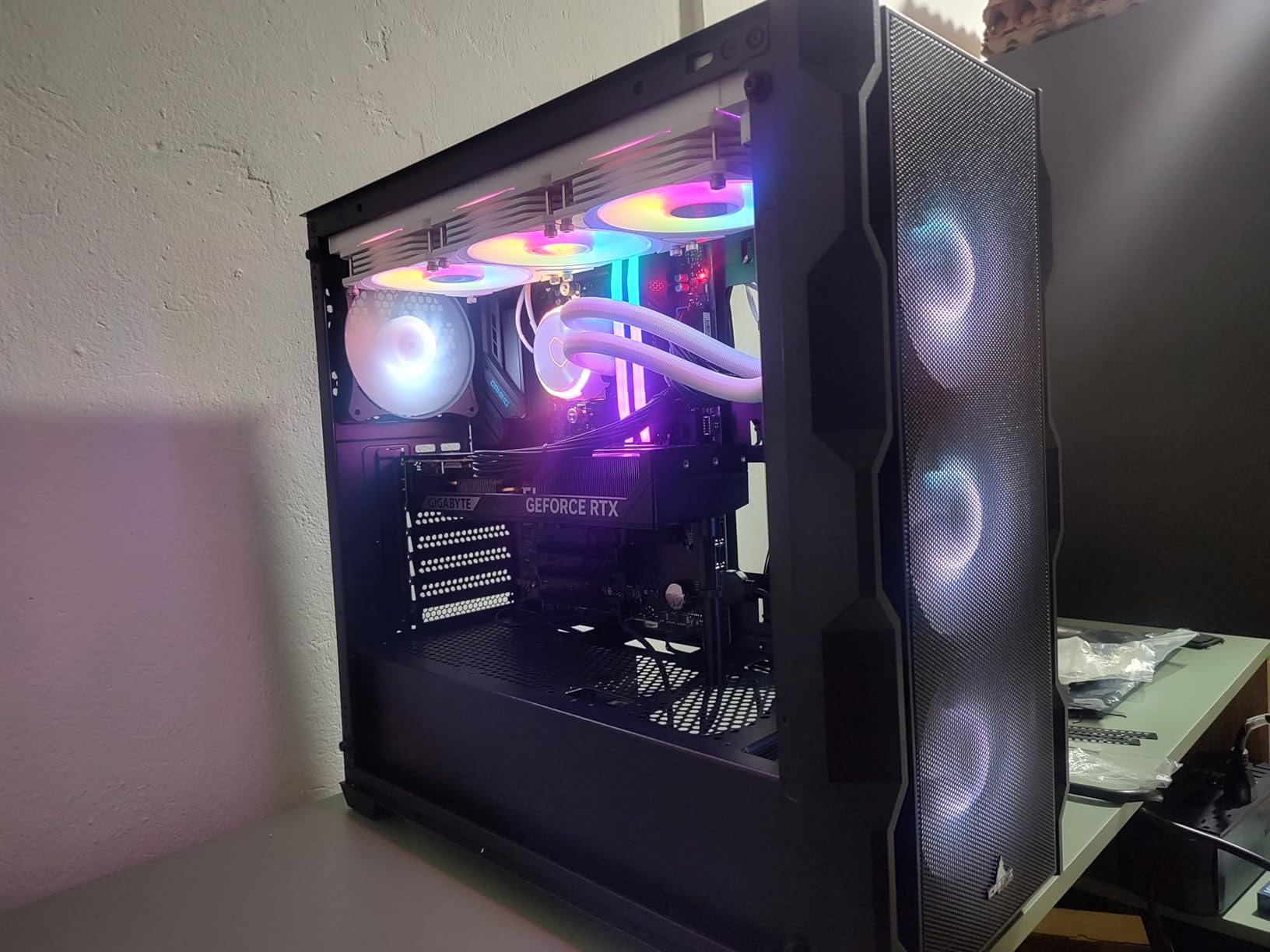 GIGABYTE GeForce RTX 4070 WINDFORCE OC V2 12G Graphics Card, 3X WINDFORCE Fans, 12GB 192-bit GDDR6, GV-N4070WF3OCV2-12GD Video Card - Customer Photo 4