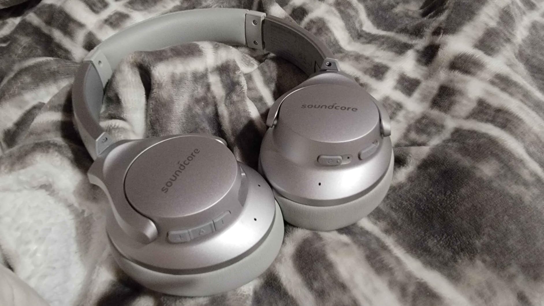 Soundcore Anker Life Q20 Hybrid Active Noise Cancelling Headphones, Wireless Over Ear Bluetooth Headphones, 60H Playtime, Hi-Res Audio, Deep Bass, Foam Ear Cups, Travel, Office, USB-C Charging - Customer Photo 1