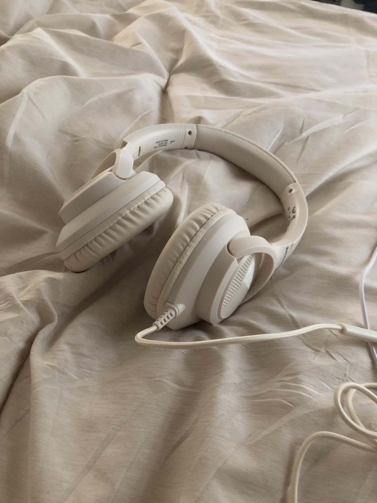 Headphones Wired with Microphone, Over Ear Foldable 3.5mm Plug in Headphones Corded with 4.9ft Tangle-Free Nylon Cord for Tablet, Laptop, MP3/4, School, Airplane Travel (Beige) Customer Review Headphones Wired with Microphone, Over Ear Foldable 3.5mm Plug in Headphones Corded with 4.9ft Tangle-Free Nylon Cord for Tablet, Laptop, MP3/4, School, Airplane Travel (Beige) - Customer Photo 2
