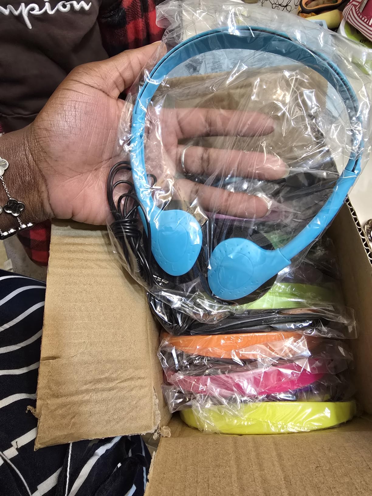 Bulk Headphones for Classroom, Wholesale 20 Pack Mutil Color Headphones with 3.5 mm Jack for Kids,School, Student, Libraries, Computer Lab, Testing Centers - Customer Photo 4