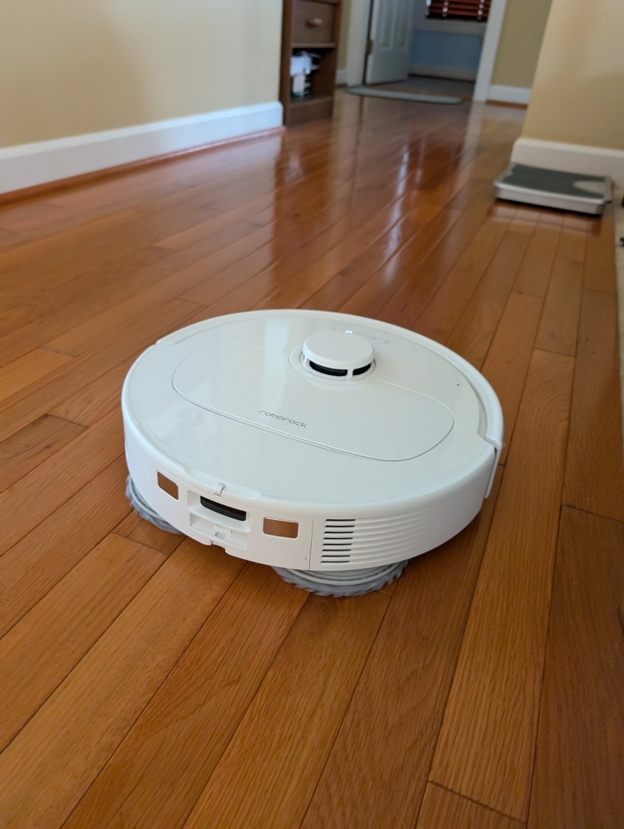 roborock Qrevo Series Robot Vacuum and Mop, 8000Pa Suction, Upgraded from Qrevo S, Anti-Tangle Brush, Smart Obstacle Avoidance, Auto Mop Washing, All-in-One Dock, 200RPM Spinning Mops, White(QV 35A) - Customer Photo 1