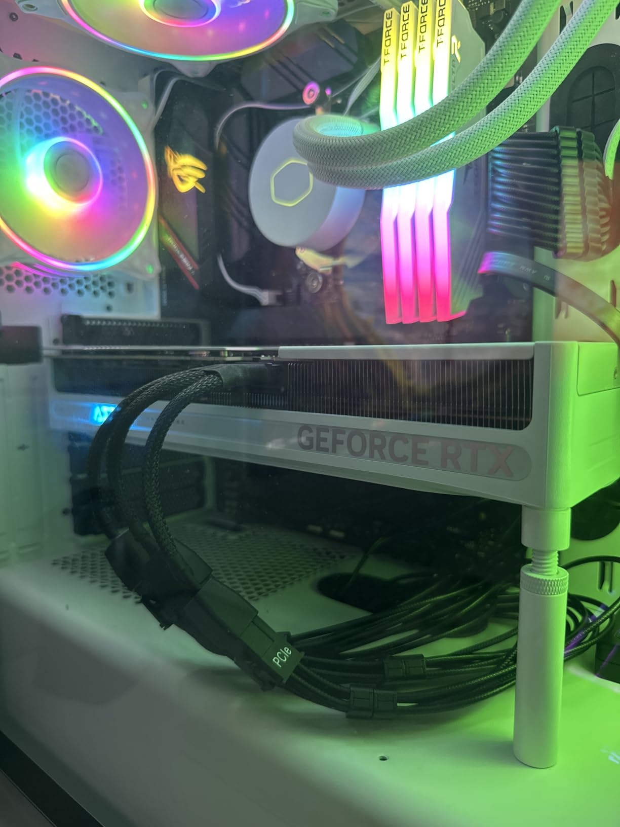 GIGABYTE AORUS GeForce RTX 5080 Master ICE 16G Graphics Card, WINDFORCE Cooling System, 16GB 256-bit GDDR7, GV-N5080AORUSM ICE-16GD Video Card Customer Review GIGABYTE AORUS GeForce RTX 5080 Master ICE 16G Graphics Card, WINDFORCE Cooling System, 16GB 256-bit GDDR7, GV-N5080AORUSM ICE-16GD Video Card - Customer Photo 5