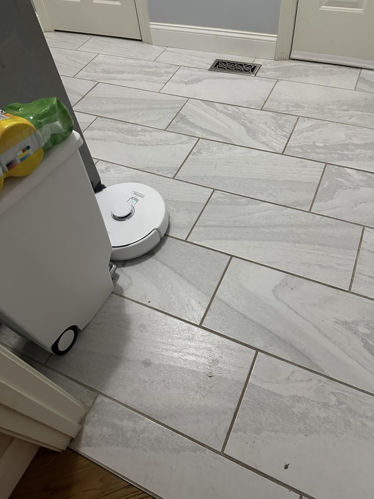 NARWAL Freo Z10 Ultra Robot Vacuum and Mop Combo, Dual RGB Cameras and Chips, AI Avoidance, 8N Corner to Edge Deep Cleaning, Dry-Wet Separation, 18000Pa, Hot Water Wash & Self-Emptying, Gray - Customer Photo 2