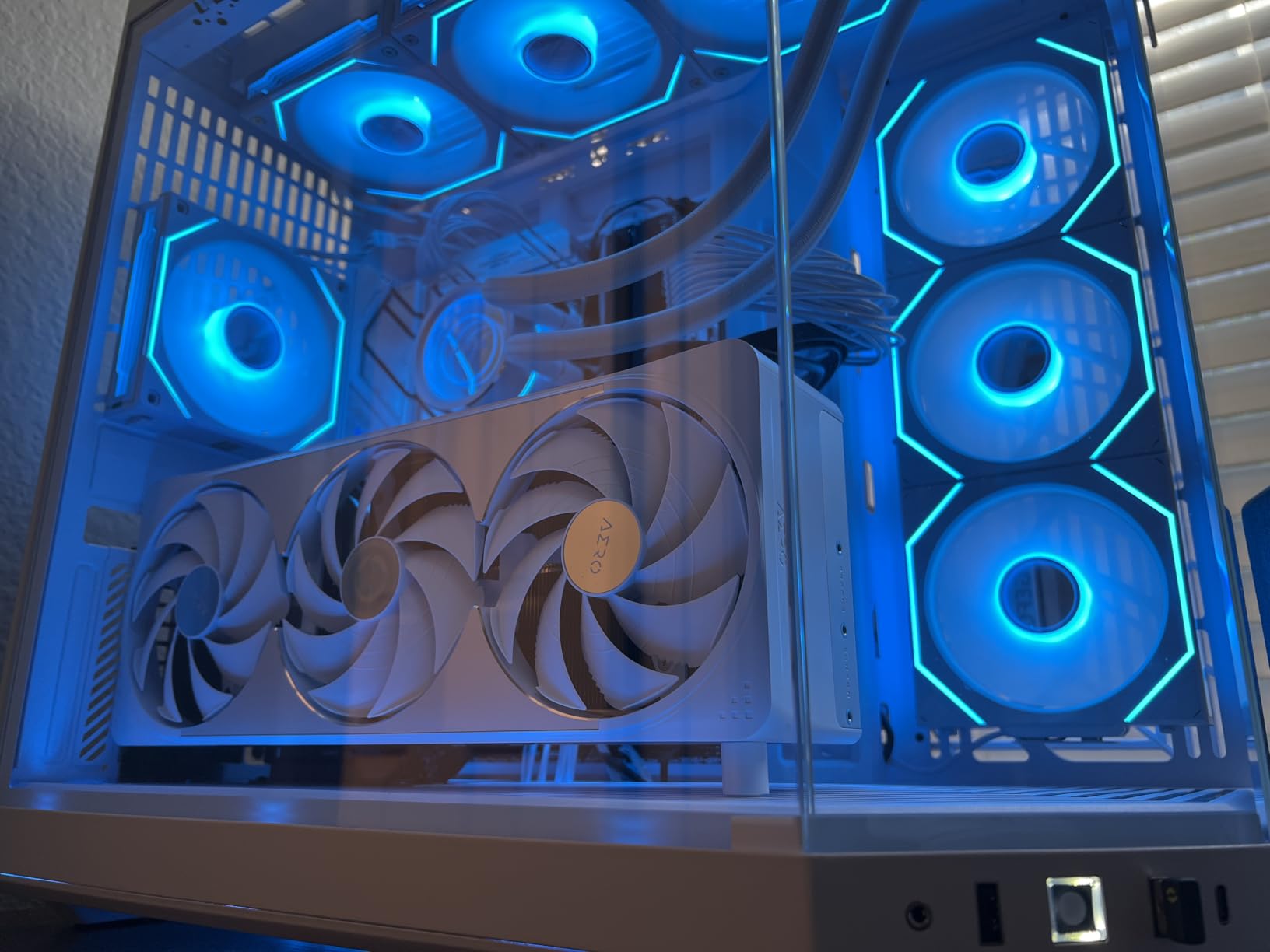 GIGABYTE GeForce RTX 5070 Ti Eagle OC ICE SFF 16G Graphics Card, 16GB 256-bit GDDR7, PCIe 5.0, WINDFORCE Cooling System, GV-N507TEAGLEOC ICE-16GD Video Card Customer Review GIGABYTE GeForce RTX 5070 Ti Eagle OC ICE SFF 16G Graphics Card, 16GB 256-bit GDDR7, PCIe 5.0, WINDFORCE Cooling System, GV-N507TEAGLEOC ICE-16GD Video Card - Customer Photo 4