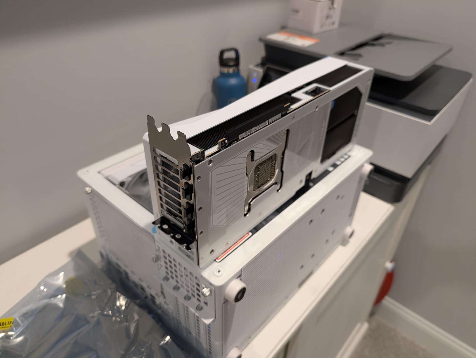 GIGABYTE AORUS GeForce RTX 5090 Master ICE 32G Graphics Card, WINDFORCE Cooling System Customer Review GIGABYTE AORUS GeForce RTX 5090 Master ICE 32G Graphics Card, WINDFORCE Cooling System - Customer Photo 1