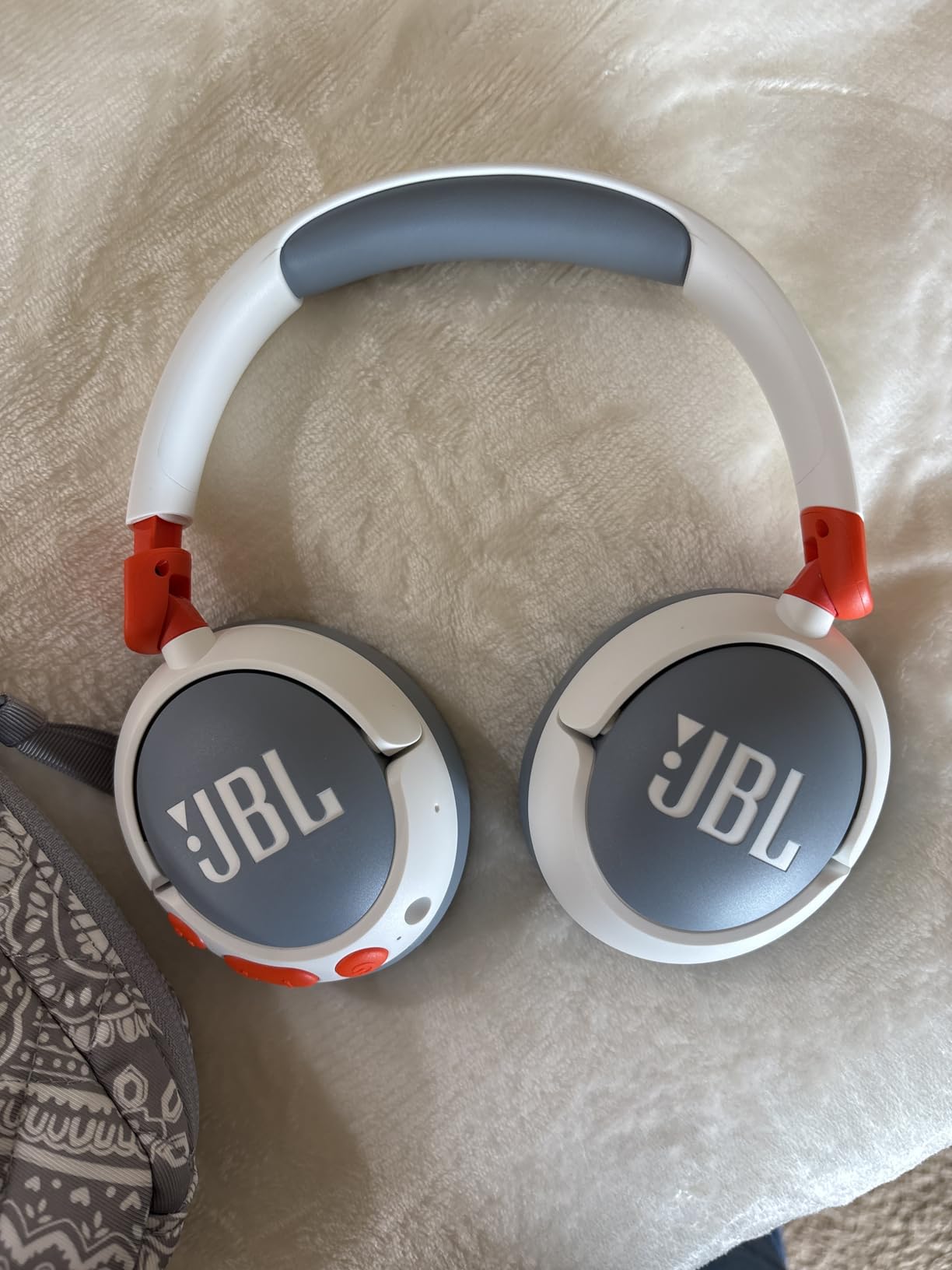 JBL Junior 470NC - Wireless Over-Ear Noise Cancelling Kids Headphones Safe Sound (<85dB), Fit for Kids, Parental Control with Customizable Volume & Playtime and 50Hr Battery Life (White) - Customer Photo 2