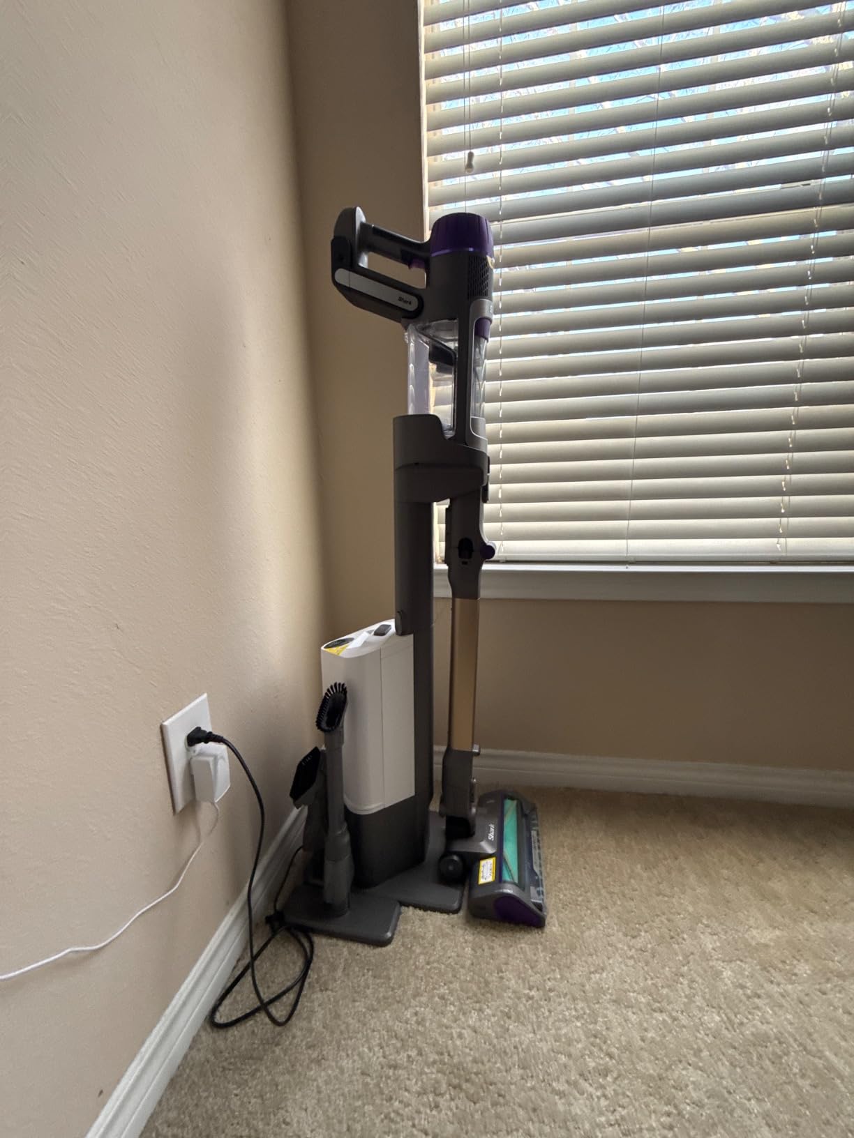 Shark PowerDetect Pet Plus Clean & Empty Cordless Stick Vacuum & Auto-Empty System, Powerful Suction, HEPA Filtration, Carpet & Hard Floor, Portable, Stick Vacuum for Pet Hair, Dark Gray, IP3253 customer photo 1