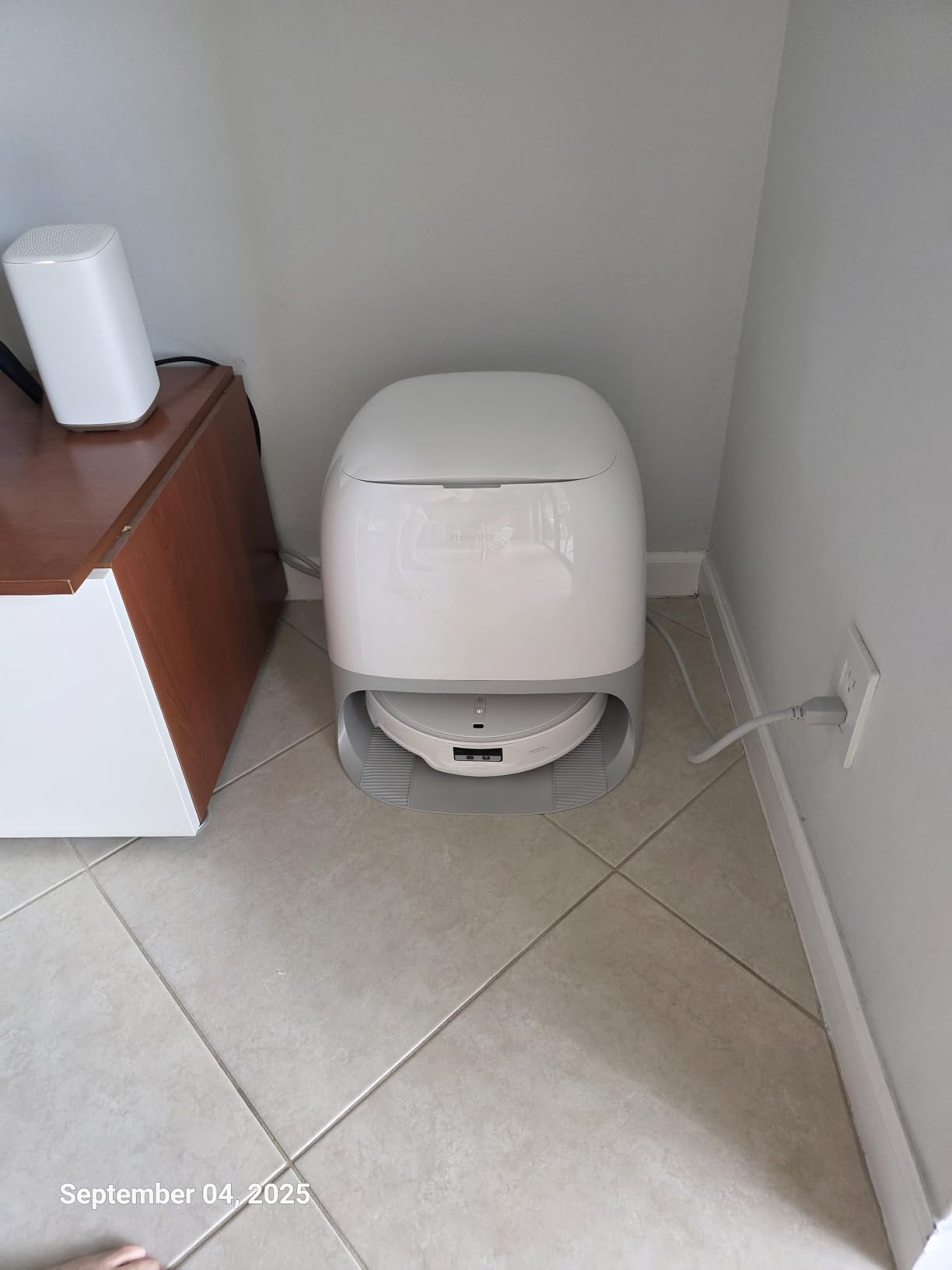roborock Qrevo CurvX Robot Vacuum and Mop, 22,000Pa Suction, 3.14'' Ultra Slim, Dual Anti-Tangle System, Reactive AI Obstacle Recognition, AdaptiLift Chassis, Auto Hot Water Mop Washing & Drying - Customer Photo 1