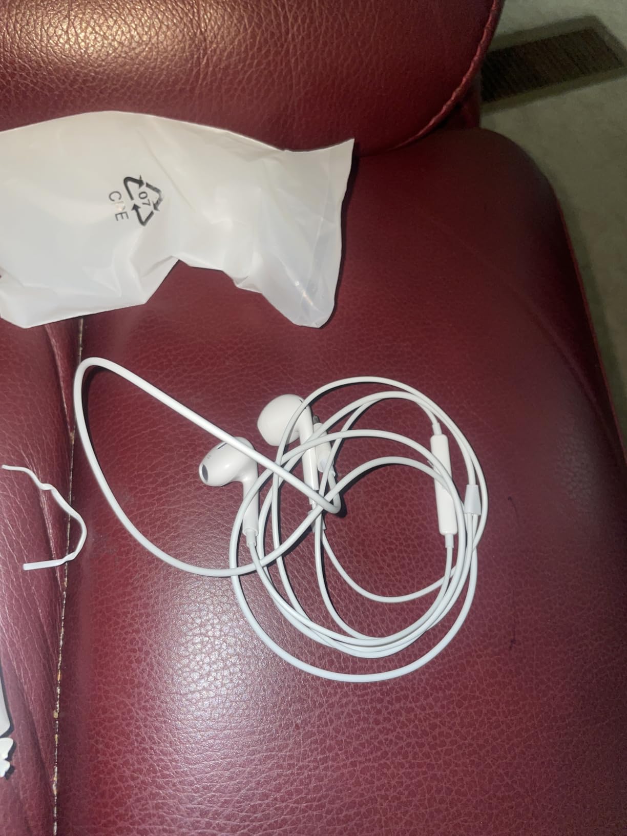 2 Pack USB C Headphones for iPhone 17 16 15, Type C Earphones with Microphone & Remote Control Noise Cancelling Wired Earbuds USB C for iPhone 17 16 15 Pro Max, iPad Pro, Galaxy S25 S24 Ultra, Pixel 9 - Customer Photo 2