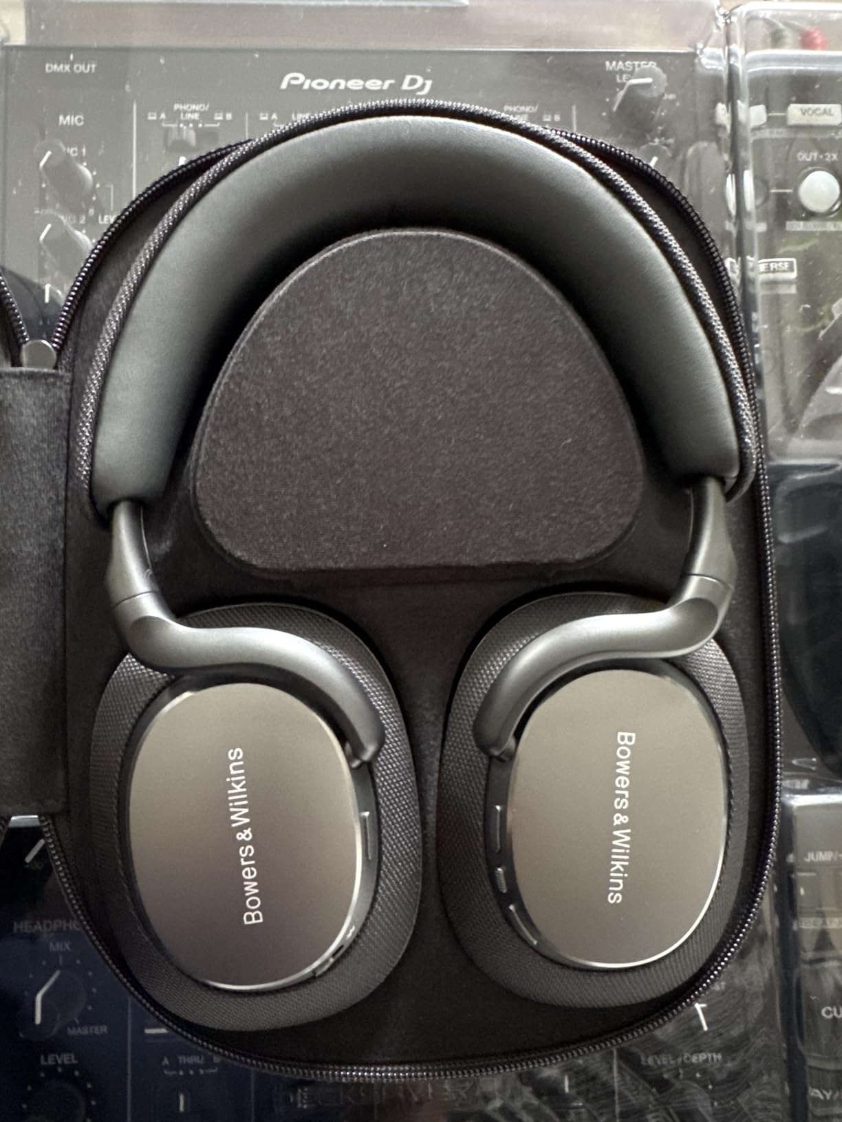 Bowers & Wilkins Px7 S3 Over-Ear Headphones, High-Resolution Sound, Comfortable Fit, Bluetooth, Active Noise Cancelling & Transparency Mode, 30-Hour Playtime, Quick Charge Support, Canvas White Customer Review Bowers & Wilkins Px7 S3 Over-Ear Headphones, High-Resolution Sound, Comfortable Fit, Bluetooth, Active Noise Cancelling & Transparency Mode, 30-Hour Playtime, Quick Charge Support, Canvas White - Customer Photo 2