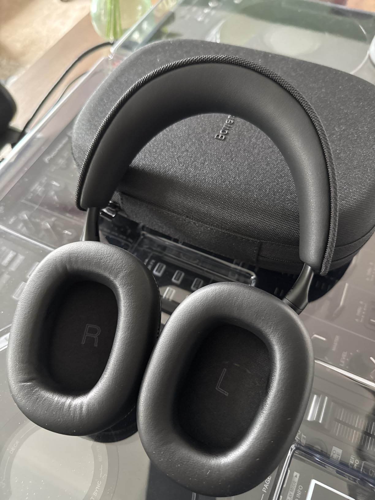 Bowers & Wilkins Px7 S3 Over-Ear Headphones, High-Resolution Sound, Comfortable Fit, Bluetooth, Active Noise Cancelling & Transparency Mode, 30-Hour Playtime, Quick Charge Support, Canvas White Customer Review Bowers & Wilkins Px7 S3 Over-Ear Headphones, High-Resolution Sound, Comfortable Fit, Bluetooth, Active Noise Cancelling & Transparency Mode, 30-Hour Playtime, Quick Charge Support, Canvas White - Customer Photo 2