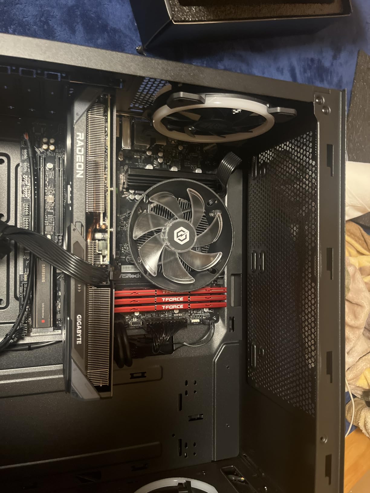GIGABYTE Radeon RX 9060 XT Gaming OC 16G Graphics Card, PCIe 5.0, 16GB GDDR6 - Customer Photo 5