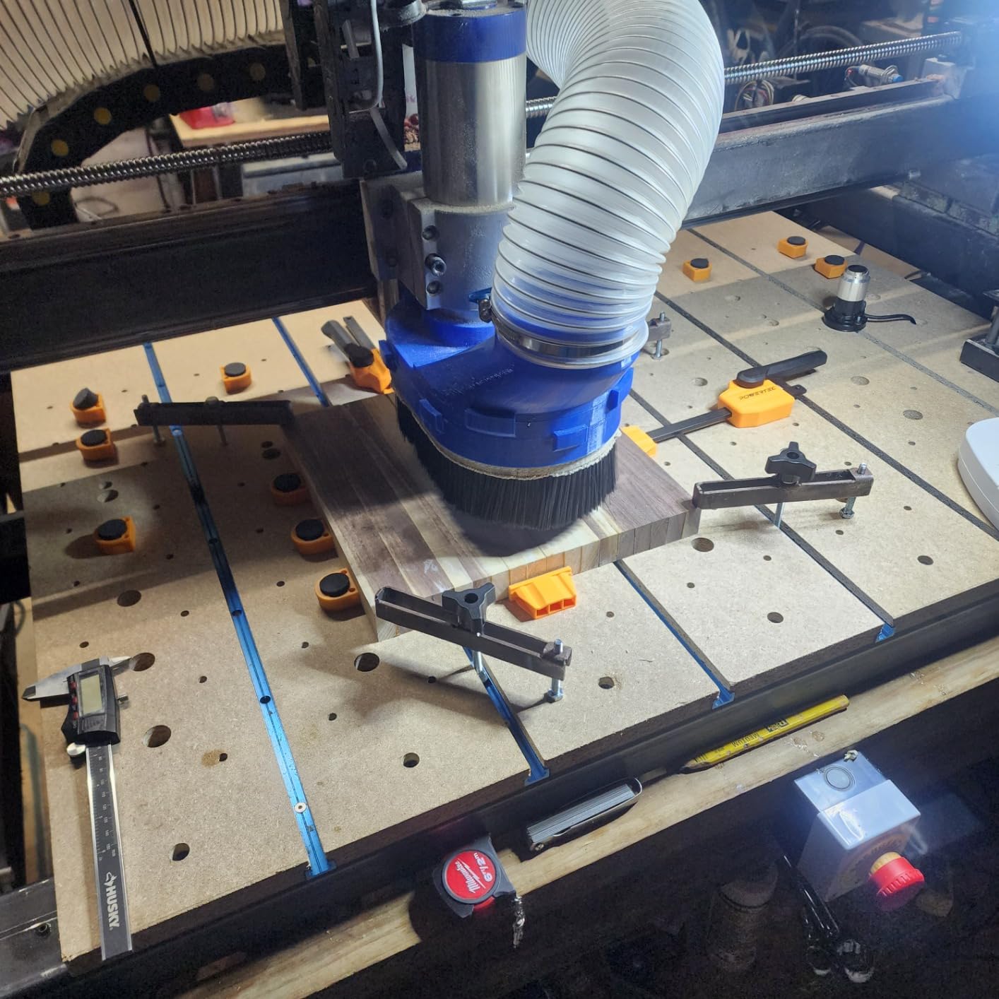 POWERTEC Vacuum Base Vise, 2-3/4 Inch Jaw Portable Table Suction Clamp with 360° Swivel Head for DIY Projects, Woodworking, Model Building, Soldering, and Crafts (71016V) - Customer Photo 1