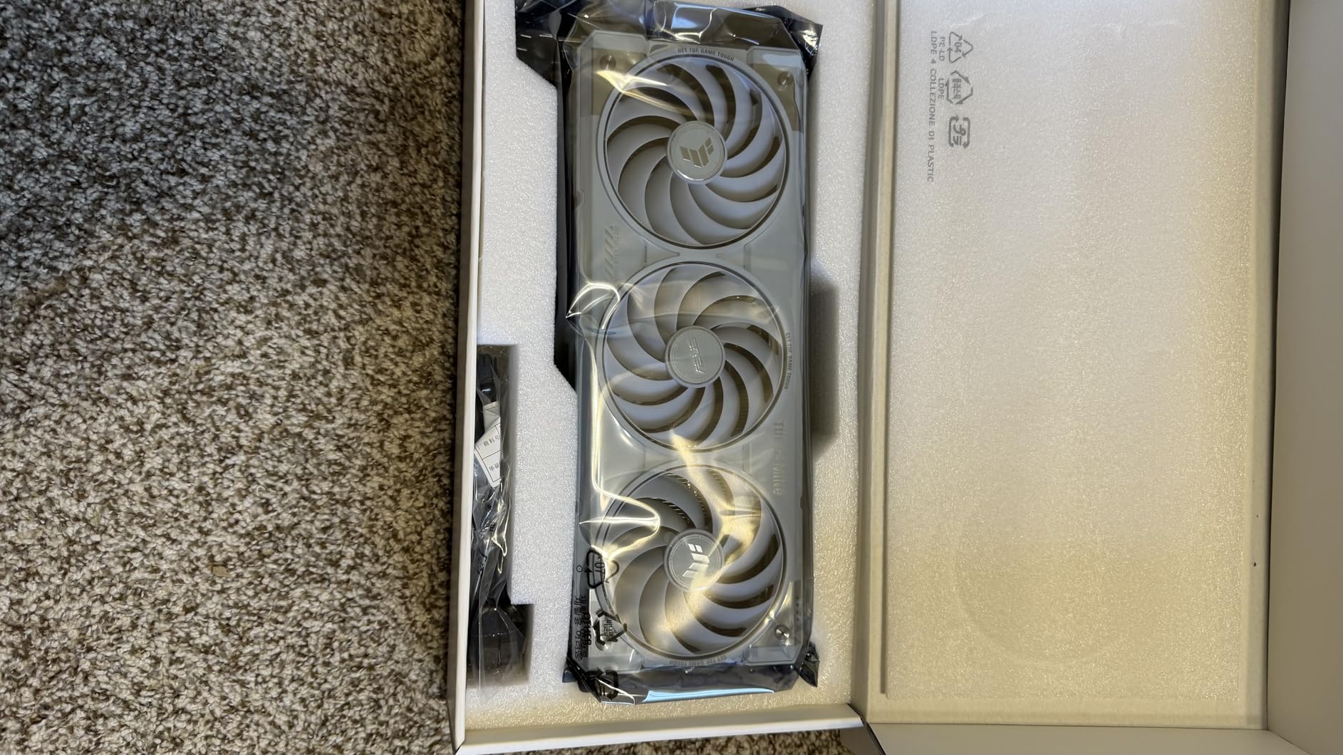 ASUS TUF Gaming GeForce RTX ™ 5070 Ti 16GB GDDR7 White OC Edition Gaming Graphics Card (PCIe® 5.0, HDMI®/DP 2.1, 3.125-slot, Military-Grade Components, Protective PCB Coating, axial-tech Fans) - Customer Photo 5