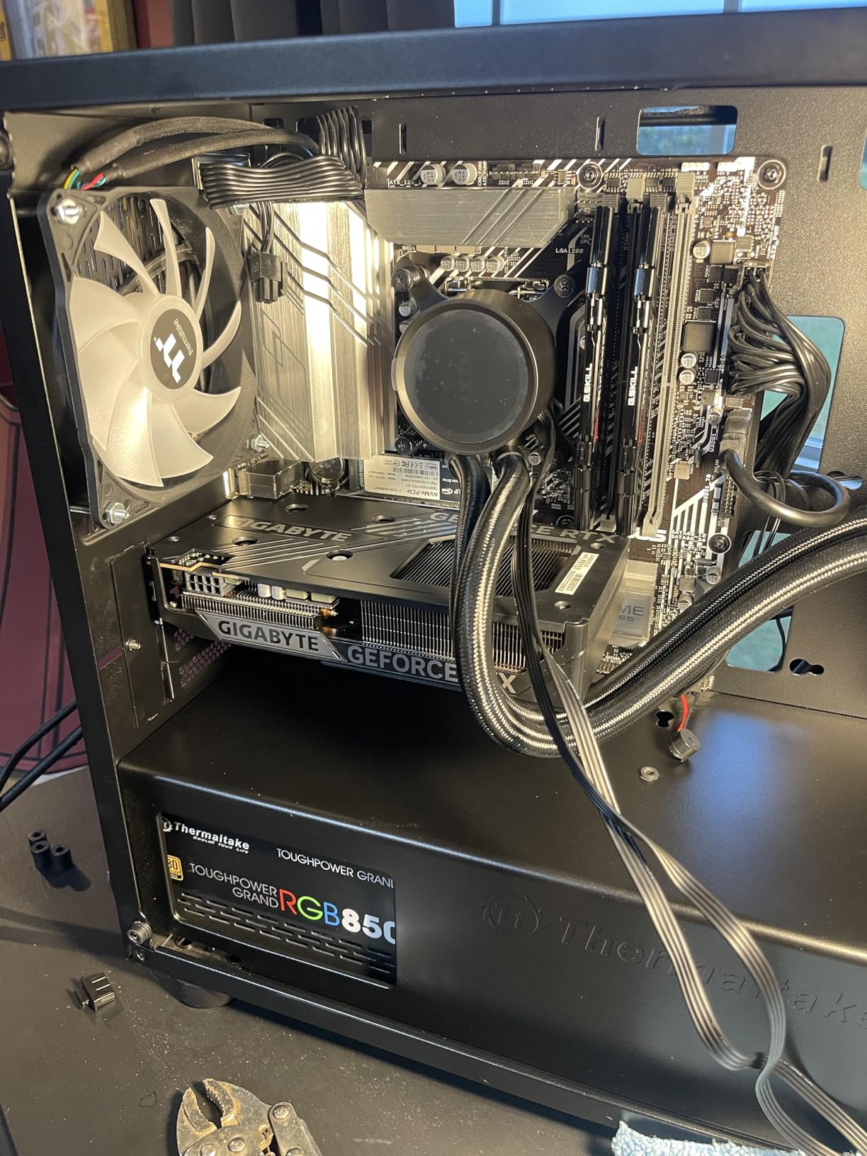 GIGABYTE GeForce RTX 5060 WINDFORCE MAX OC 8G Graphics Card, 8GB 128-bit GDDR7, PCIe 5.0, WINDFORCE Cooling System, GV-N5060WF2MAX OC-8GD Video Card - Customer Photo 1